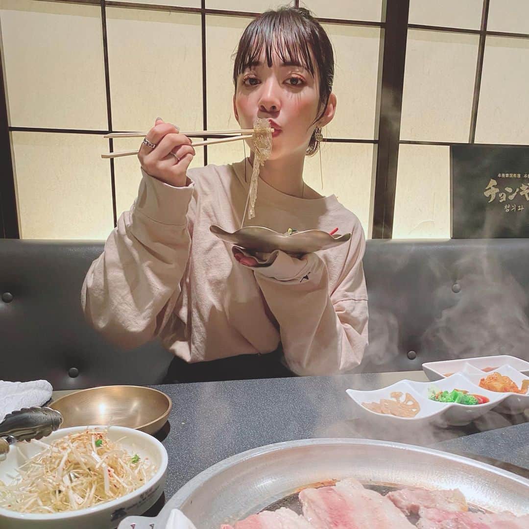 谷岡美沙紀さんのインスタグラム写真 - (谷岡美沙紀Instagram)「﻿ 韓国料理ハマりすぎてる……﻿ その中でもチャプチェが好きすぎて﻿ 永遠食べてたい。﻿ チャプチェって太るの、、、？🥺🥺🥺﻿ こわいね笑﻿ 毎日食べたい韓国料理ー！！！！！﻿ この写真は食べたすぎて﻿ 夜中に食べに行っちゃった時の笑﻿ ﻿ ﻿ ﻿ ﻿ そして明日、SHOWROOM配信﻿ 17時半、19時20、21時﻿ にやろうと思うので時間あれば﻿ 是非来てください🥺🥺﻿ ﻿ ﻿ ﻿ ﻿ ﻿ ・﻿ #耳かけ#セルフメイク#カラーメイク #赤リップ#ヘアアレンジ#裏垢女子﻿ #ショートヘア#韓国料理#ナチュラルメイク#メイク#裸眼メイク#新田ミオ#ヘアアレンジ動画#韓国グルメ #グラビア#作品撮り#ポートレート#韓国 #l4l#makeup#portrait#port#セルフネイル #make#hair#model#giri#おしゃれさんと繋がりたい #お洒落さんと繋がりたい」8月4日 22時21分 - misakitanioka_official