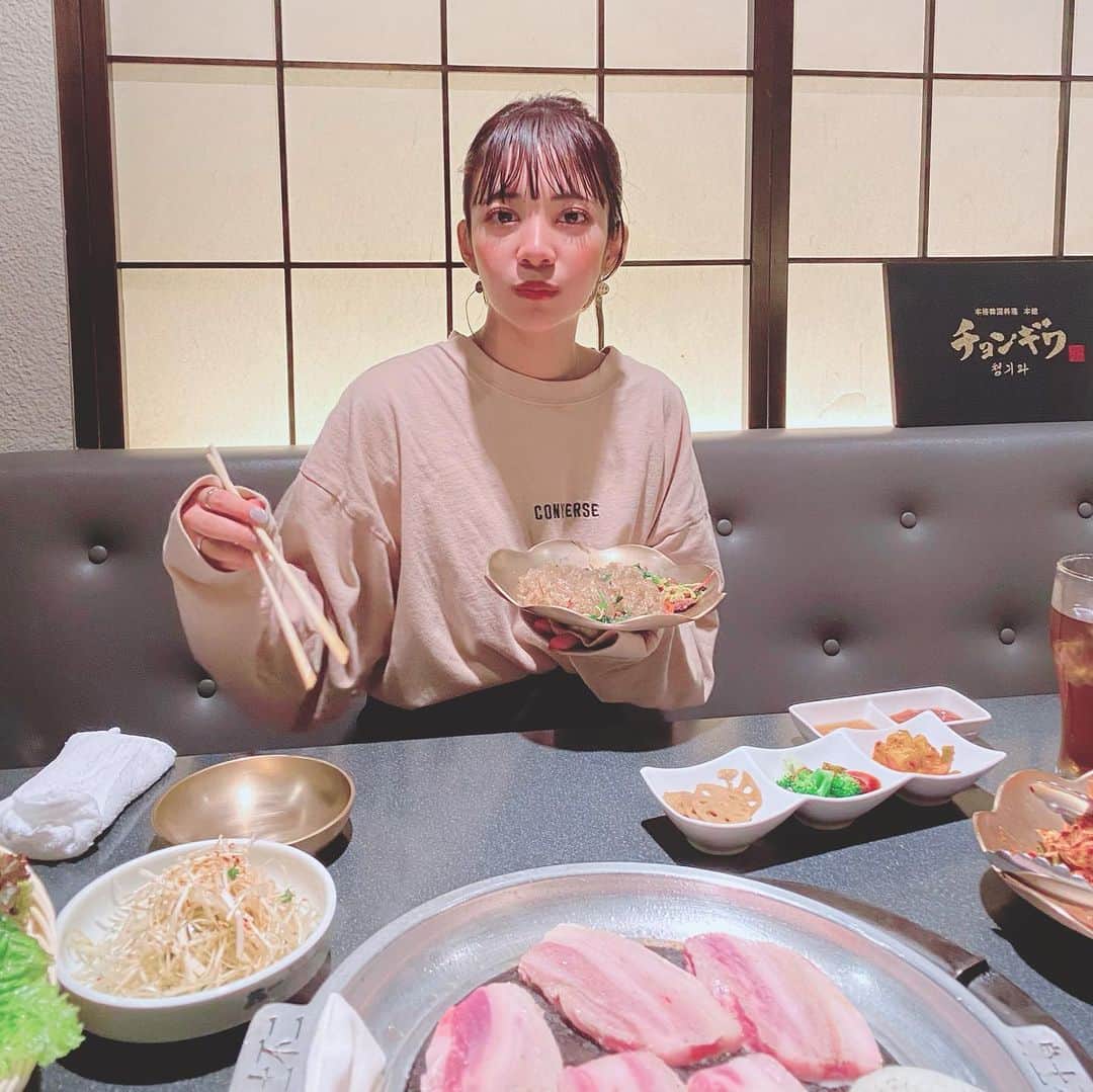 谷岡美沙紀さんのインスタグラム写真 - (谷岡美沙紀Instagram)「﻿ 韓国料理ハマりすぎてる……﻿ その中でもチャプチェが好きすぎて﻿ 永遠食べてたい。﻿ チャプチェって太るの、、、？🥺🥺🥺﻿ こわいね笑﻿ 毎日食べたい韓国料理ー！！！！！﻿ この写真は食べたすぎて﻿ 夜中に食べに行っちゃった時の笑﻿ ﻿ ﻿ ﻿ ﻿ そして明日、SHOWROOM配信﻿ 17時半、19時20、21時﻿ にやろうと思うので時間あれば﻿ 是非来てください🥺🥺﻿ ﻿ ﻿ ﻿ ﻿ ﻿ ・﻿ #耳かけ#セルフメイク#カラーメイク #赤リップ#ヘアアレンジ#裏垢女子﻿ #ショートヘア#韓国料理#ナチュラルメイク#メイク#裸眼メイク#新田ミオ#ヘアアレンジ動画#韓国グルメ #グラビア#作品撮り#ポートレート#韓国 #l4l#makeup#portrait#port#セルフネイル #make#hair#model#giri#おしゃれさんと繋がりたい #お洒落さんと繋がりたい」8月4日 22時21分 - misakitanioka_official