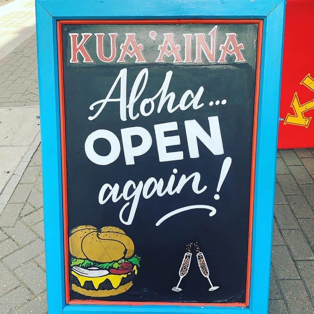 Kua 'Aina UKさんのインスタグラム写真 - (Kua 'Aina UKInstagram)「Don’t forget WE ARE OPEN!!!!!! Come on down and support #eatouttohelpout @kuaainauk @carnabylondon #burgers」8月4日 22時23分 - kuaainauk