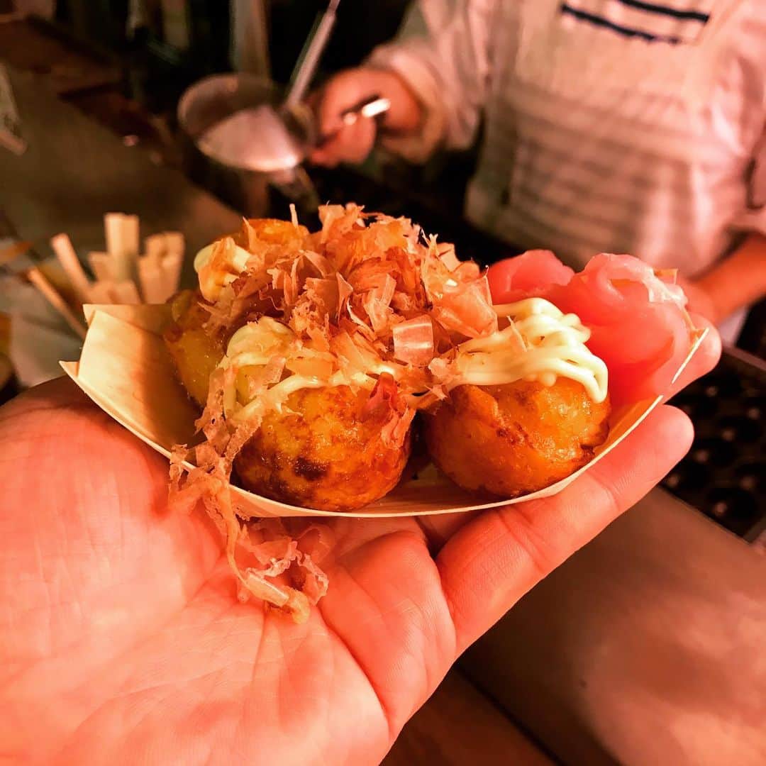 佐伯ポインティのインスタグラム：「たこ焼きのお子さん。このたこ焼き立ち飲み屋さんで「お兄さん、芸人でしょ！」って同じおじさんに4回言われた。キスして黙らせれば良かった」