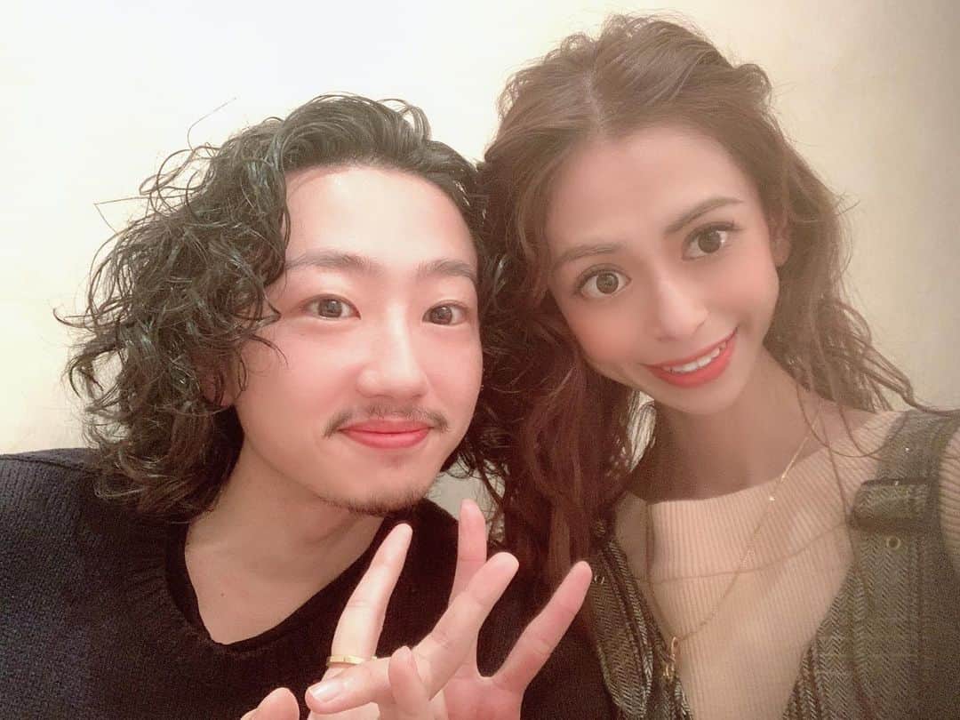 のインスタグラム：「3月5日前撮りの日💒 記事にもハイライトにも 前撮りのってるよ✋💗💗 ハイライトのがみやすいかな？😙 とっても素敵にとってもらったから ぜひみてちょ〜❤️❤️❤️💕 とりあえず旦那かっこいいから😭😭😭😍♥️♥️♥️♥️‼️💗 #青山セントグレース大聖堂  #前撮り #オフショット #幸せ #また撮りたい #旦那かっこいい」