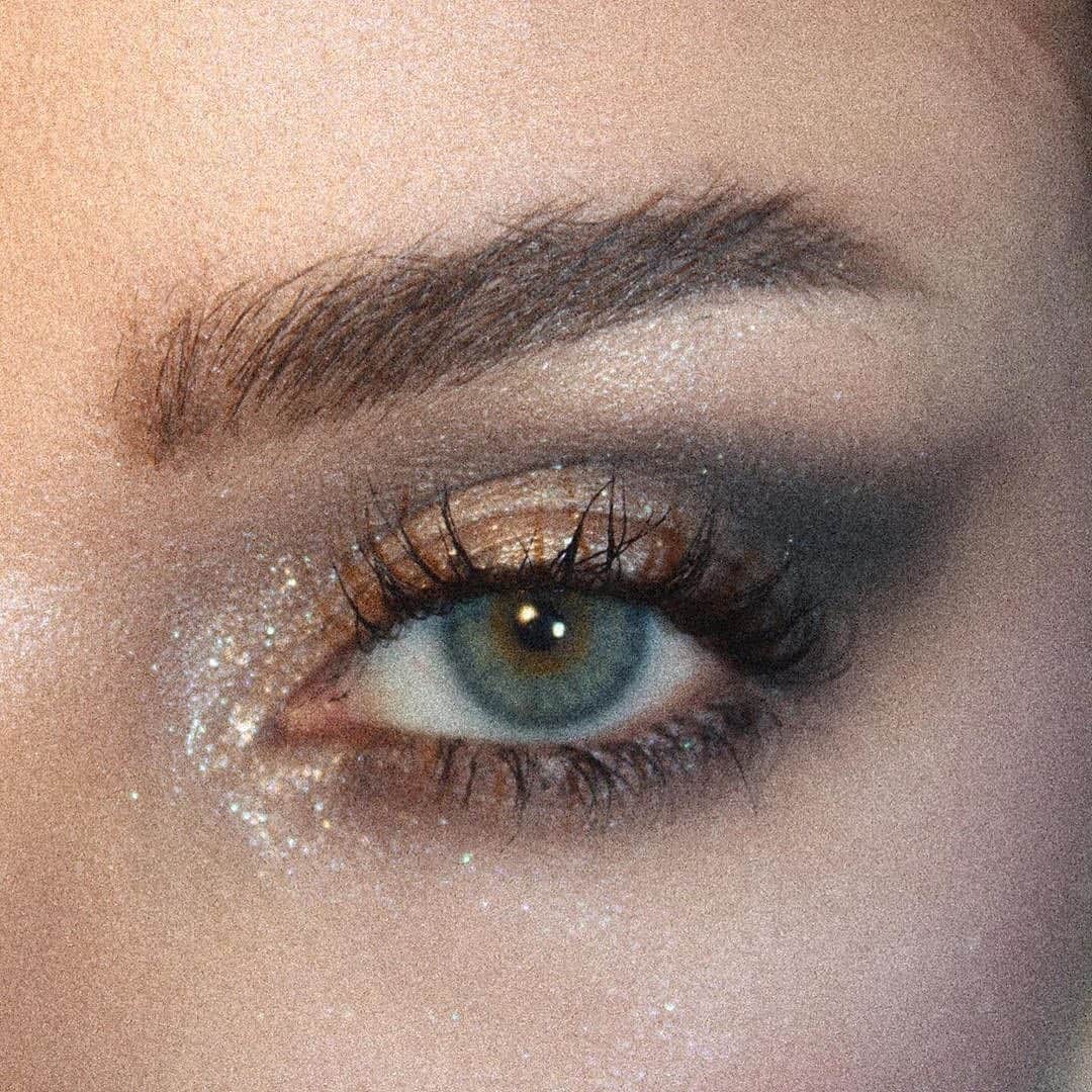 Revlonさんのインスタグラム写真 - (RevlonInstagram)「“Love me the cool toned nudes.” - @supervulgar  . And so do we. . Wouldn’t be the same without #LooksBook Palette in Original (900) & #RevlonSoFierce Mascara」8月4日 22時29分 - revlon