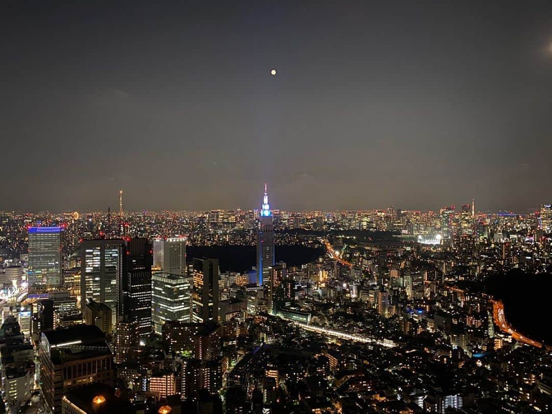 坂元美香さんのインスタグラム写真 - (坂元美香Instagram)「私の愛する景色。 愛する我が街。 . 左から、スカイツリー、新宿御苑、ドコモタワー、 どこかに坂元家、神宮球場、東京タワー、明治神宮。 . 息子、本日15歳になりました。 株を始めるそうです。 . ここまで大きな病気なく 育ってくれたこと、 どんな時も温かく見守ってくださる 周囲の方々に心より感謝いたします。 . #感謝 #HappyBirthday #彼が幸せな人生を #newyorkgrill  #パークハイアット東京 #tokyolover」8月4日 22時32分 - mika_saka