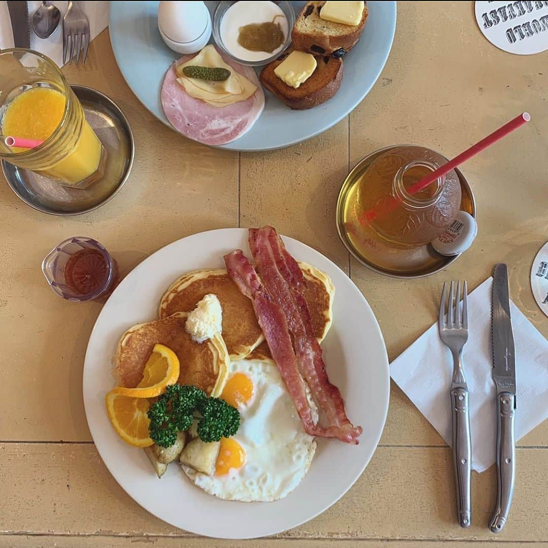 涼川菜月さんのインスタグラム写真 - (涼川菜月Instagram)「🌎﻿ ﻿ ﻿ ﻿ ﻿ WORLD BREAKFAST ALLDAY﻿ ﻿ ﻿ わたしはアメリカの朝ごはん🥞﻿ ﻿ ﻿ ﻿ 友達はベルギーの朝ごはん🥪(写ってない)﻿ ﻿ ﻿ ﻿ いうて2人でシェアしたんだけど👨🏼‍🦲﻿ シェアハピ♫﻿ ﻿ ﻿ ﻿ ポケットからキュンです…﻿ ﻿ ﻿ ﻿ ﻿ ﻿ #worldbreakfastallday #breakfast  #pancakes #世界の朝ご飯 #朝ご飯 #朝ご飯プレート #アメリカの朝食  #ベルギーの朝食 #外苑前カフェ  #原宿カフェ」8月4日 22時35分 - nachia_p