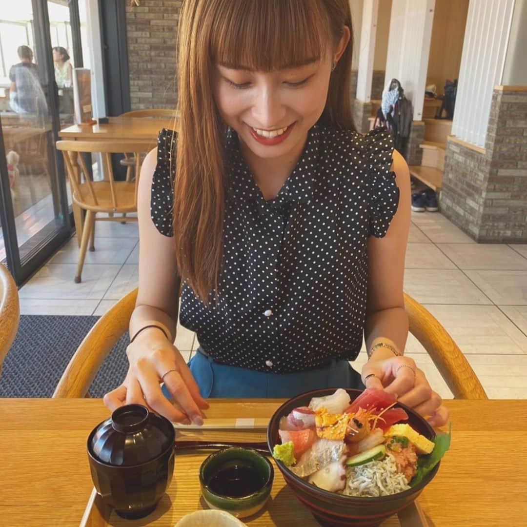 鈴木えりかのインスタグラム：「. 海鮮丼、おいしすぎてぺろりだった🥰🥵🥺 食べる時以外はやっぱりマスクだけど いきなり夏すぎてマスクしんどい！笑 . . . . #海鮮丼 #海の幸 #ランチ #しあわせ」