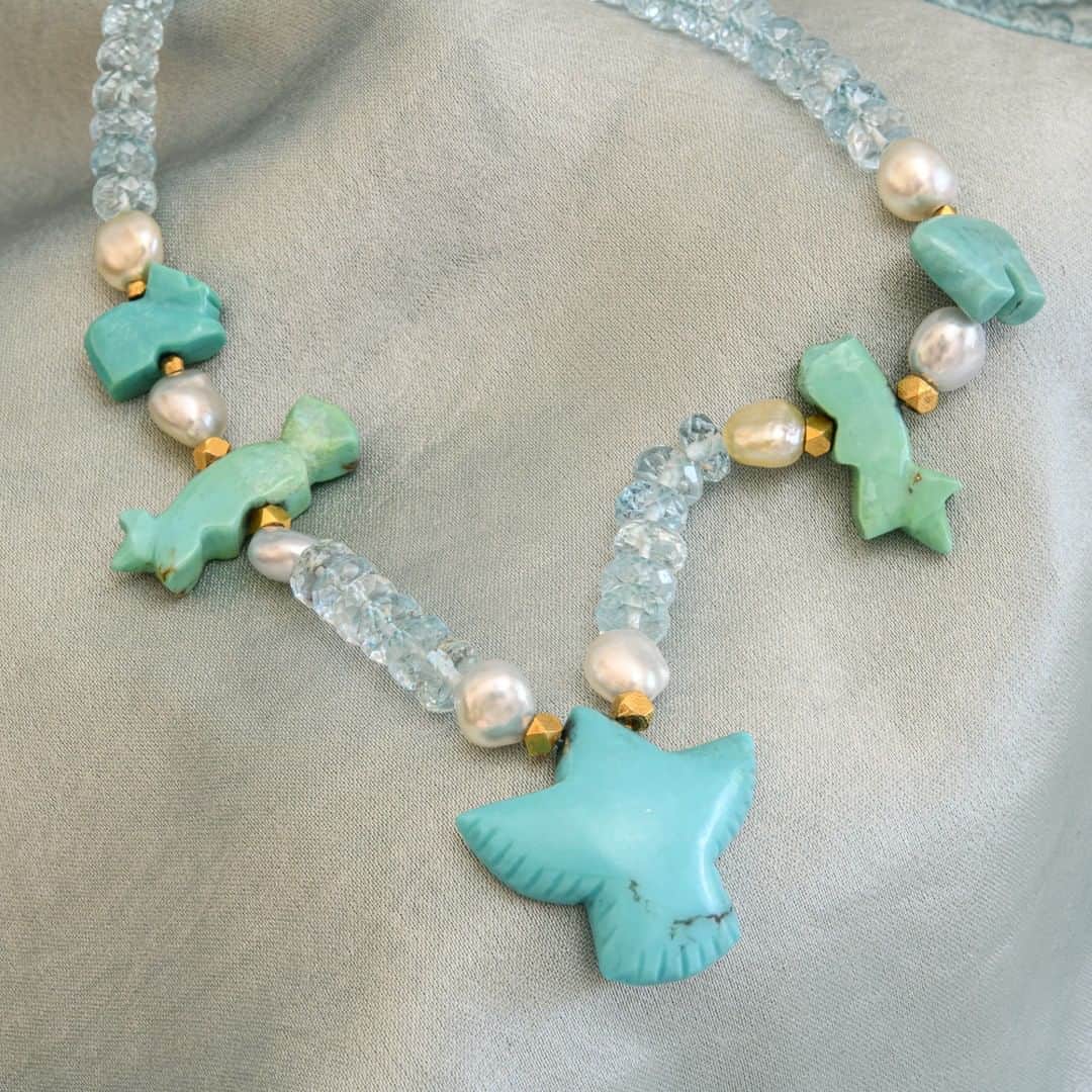 のインスタグラム：「Aquamarine, pearl and solid gold beaded necklace with hand carved turquoise animals.⠀⠀⠀⠀⠀⠀⠀⠀⠀ ⠀⠀⠀⠀⠀⠀⠀⠀⠀ For enquires please e-mail the team at sales@jadejagger.com⠀⠀⠀⠀⠀⠀⠀⠀⠀ ⠀⠀⠀⠀⠀⠀⠀⠀⠀ #aquamarine #summerbeads #turquoise #pearls」