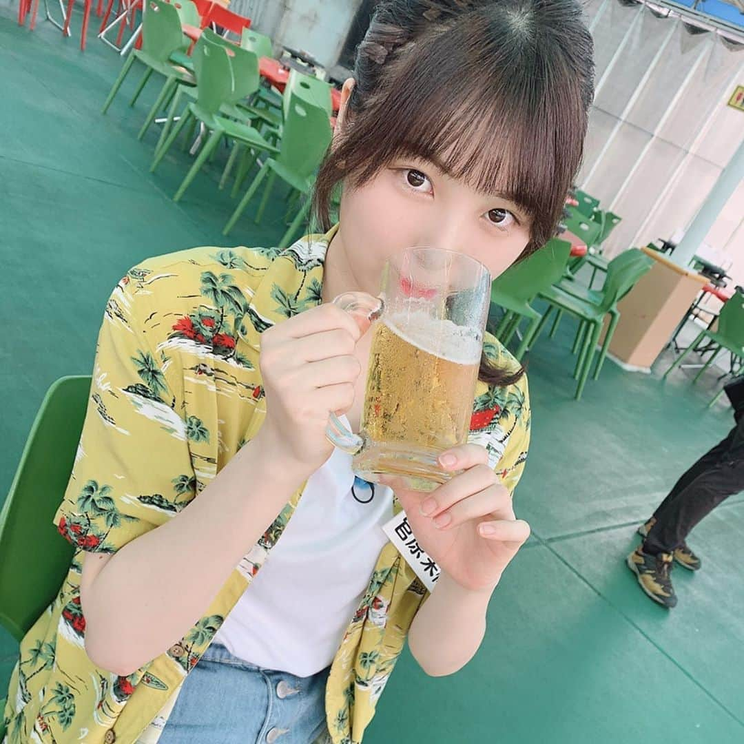 須田亜香里さんのインスタグラム写真 - (須田亜香里Instagram)「前回の投稿と同じアングルなのに 持ってるものが全然違う(笑) 前回の投稿はアイドル 今回の投稿は普通の28歳 . . 収録で行った人生初のビアガーデンに大はしゃぎでした🍺❤️ 種類半端なかった！素敵でした！ おかげでどうみても味見で飲む量じゃない😇 . . 8月4日(火) 東海テレビ24:40〜 【#ske48 バズ】 @ske48buzz 放送地域街のみんなは ロキポでの配信楽しみにしててね。 . . #ske48バズ #ビアガーデン #名古屋で有名 #ビアガーデンマイアミ #企画内容 #ダイススタッキング  #酔っ払いが挑戦していた説w」8月4日 22時50分 - akarisuda