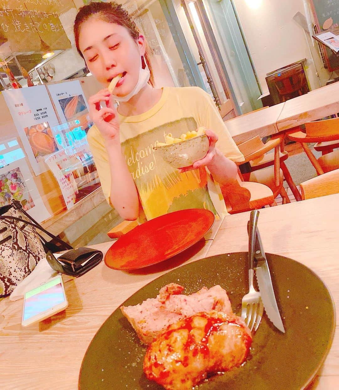 北内みさとさんのインスタグラム写真 - (北内みさとInstagram)「美味しいハンバーグを見つけました🥺🥺♡ なんで財布開いて置いてあるのかは記憶ない🥺 とにかく大食いなのはあまり言ってないんだけど、このあとクアアイナでサンドイッチとポテトも食べました🥺💔💞  最近は、初期のコナンくんとハコイリのムスメていう少女漫画にハマってます🤗💕  あと、美味しいアイス教えて下さい❤️❤️  #美味しいハンバーグのお店 #ハンバーグ #ハンバーグ大好き #ポテトも大好き #ハンバーグ作り　も好き❤️ #クアアイナ #大食い女子　でゴメンなさい #最近お洒落してない」8月4日 22時50分 - unyn1992