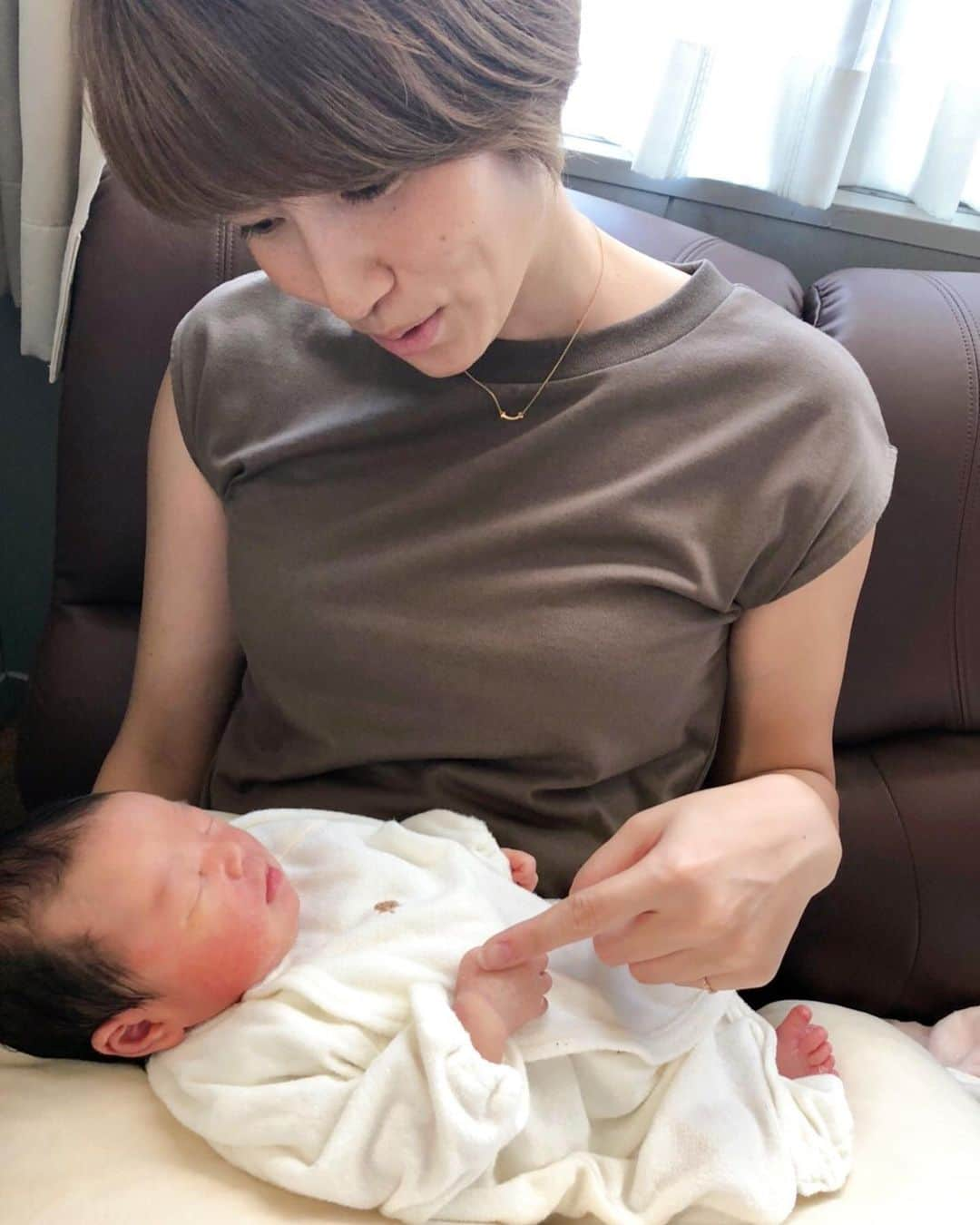 狩野舞子さんのインスタグラム写真 - (狩野舞子Instagram)「・ やっと産まれました👶💓🎉 茉結です。 これからたくさん登場すると思うからよろしくね💕 ・ 本当に本当にお疲れ様！！！ 母親の血を引き継いで色白で、可愛くて、大物になりますように✨ 今はまだお地蔵さま👶💕 ・ あー可愛いなー😂 しかめっ面も愛おしいなー😂 ・ 祝福コメント絶賛お待ちしております㊗️🧧🎉 ・ #20200728 #芳賀小梨絵 #新生児 #まゆゆ #これからたくさん貢ぐからね」8月4日 22時45分 - kanochan715