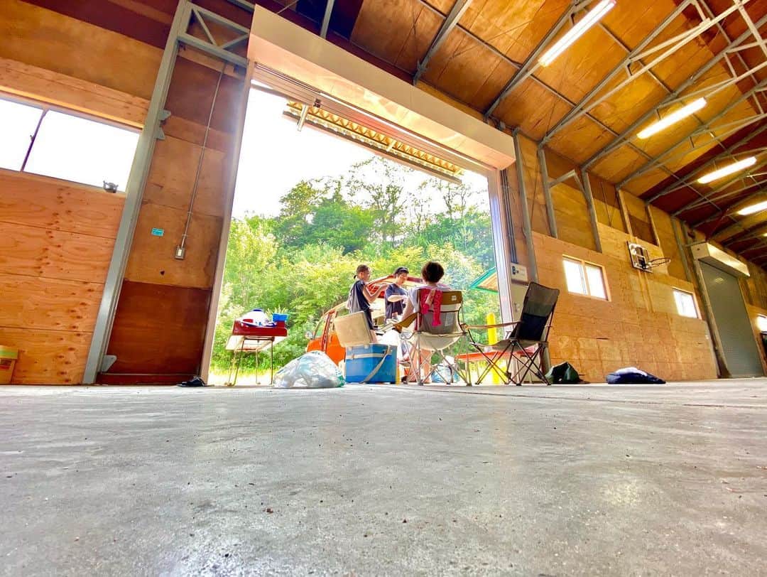 長澤青空のインスタグラム：「family👨‍👨‍👧‍👧 #BBQ #うちの子達は映える #キメキメ特撮ヒーロー #絶妙なダサさ #これが僕らの家族写真 #明後日の方向にはいつも木星 #ルー大柴 #誰がビッグダディじゃ #パパの仕事は野菜カット #ホッケーむずすぎやろ #全力でバスケ #ピッチング指導 #運動したから0キロカロリー #乳首はYouTube的にNG #しっかり隠すスタイル #パンツは透けてもセーフ #カメラのキタムラ #GoProは甘え #iPhone11の底力 #パパはカメラマン #七五三も成人式もお任せあれ  #ハッシュタグで攻める #る攻め #抱腹絶倒 #無駄なタグだらけ」