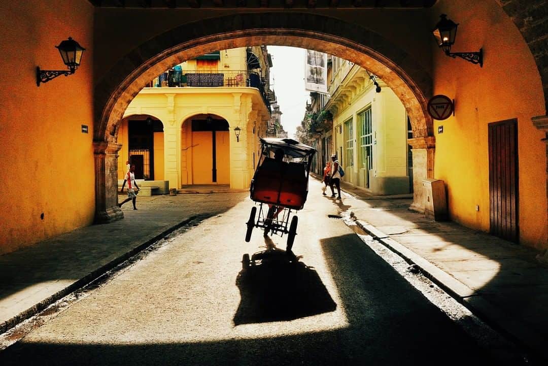 ライカさんのインスタグラム写真 - (ライカInstagram)「LFI Gallery - Picture of the Week 'La Habana' by Shuiyazi (@smm325_)  A passing wagon careening under an archway and surrounded by yellow. Photographer Shuiyazi captured this fleeting moment in Havana, Cuba.  Gear: #LeicaQ; Summilux 28 f/1.7 Asph  #LeicaFotografieInternational #LeicaCamera #Leica #🔴📷 #TheLeicaLook #LeicaWorld #LeicaSociety #LeicaPhoto #Leica_Club #LFIGallery」8月4日 23時00分 - leica_camera