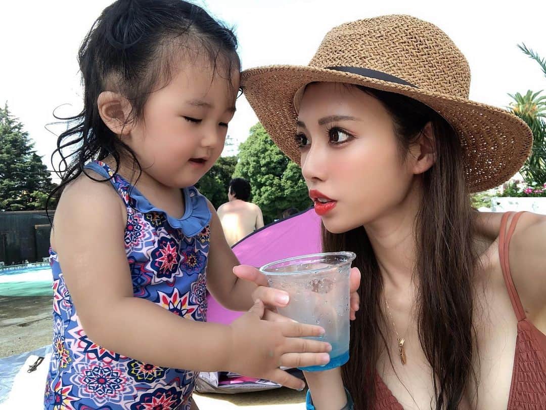 のインスタグラム：「夏始めました😎☀️ #新米ママ #プレママ #マタニティ #育児 #妊娠 #ママリ #女の子ママ #赤ちゃん #赤ちゃんのいる生活 #ママ友 #主婦 #mama #instagood #fashion #instalike #プール #summer #bikini #水着 #としまえん」