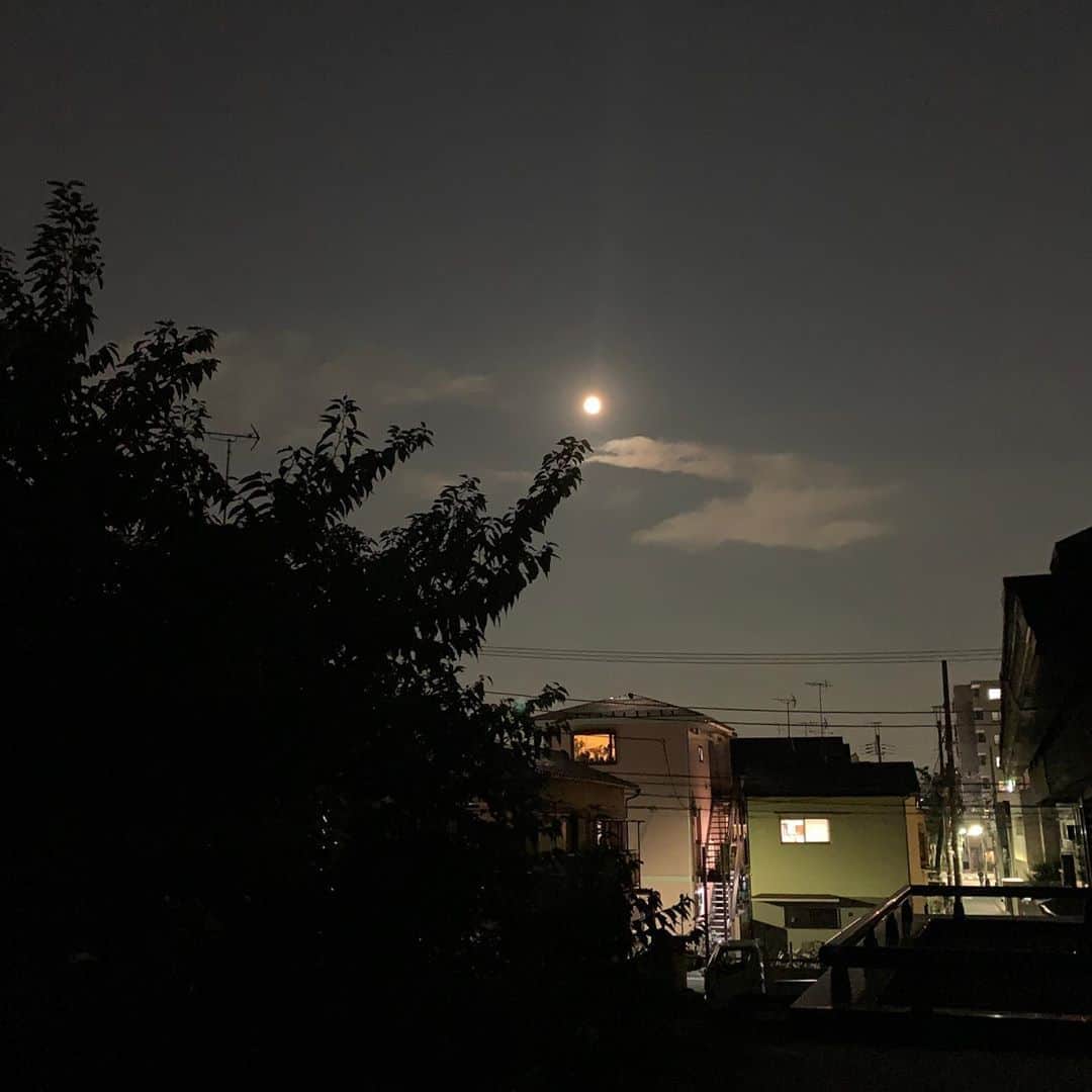 増崎孝司のインスタグラム：「上を向いて歩こう 🌝🌏🌟 #月 #fullmoon #tokyonight」