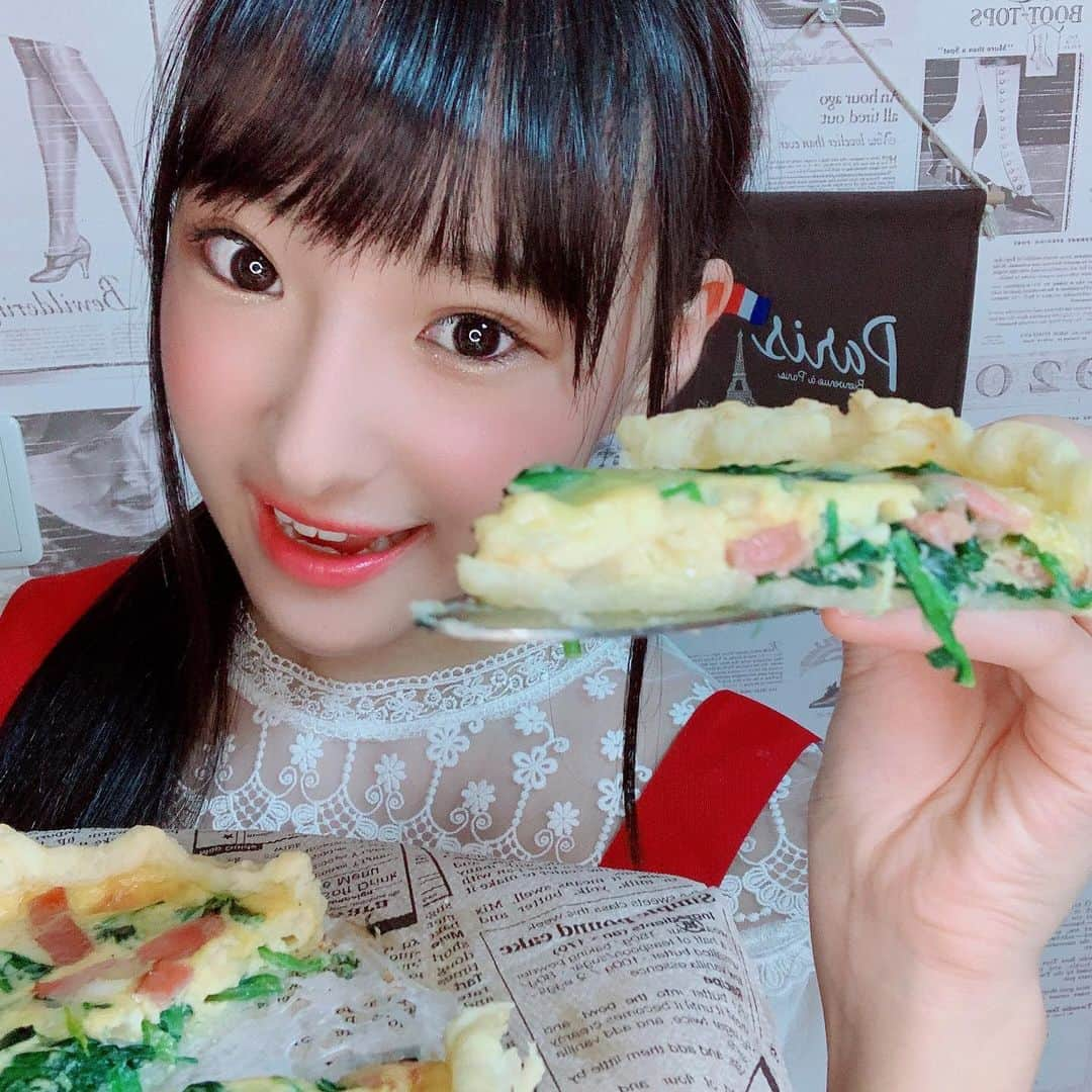 岡本怜奈さんのインスタグラム写真 - (岡本怜奈Instagram)「♡﻿ 🇫🇷🗼🎨🍷🥖﻿ ﻿ 🌎🍽#料理で世界一周旅行 🍽🌎﻿ ﻿ ﻿ 今回は#フランス料理 💙🤍❤️﻿ #キッシュ( #quiche )を作ったよ〜🥧💗﻿ ﻿ ﻿ フランス料理が、お家でこんなに簡単に作れるなんて、びっくり😳❣️﻿ ﻿ すごくおいしかったよ～🤤💖﻿ ﻿ みなさんもよかったら作ってみてね〜👀🥣﻿ ﻿ ﻿ ﻿ 〈コツ・ポイント〉﻿ ﻿ 手順④でしっかり粗熱を取らないと、卵液に火が通ってしまうので気をつけてね💦﻿ ﻿  オーブンの種類によって 焼き色が付きすぎてしまう場合は、アルミホイルをかけてみてね❣️﻿ ♡﻿ ♡﻿ #岡本怜奈 #れなたん #nmb48 #たんたんクッキング #クッキング #料理 #おうちごはん #おうちカフェ ﻿ #手作りごはん #クッキングラム #フランス #cuisine #Délicieux #Bonjour #happy #Instafood #Instagood」8月4日 22時55分 - renatan1222