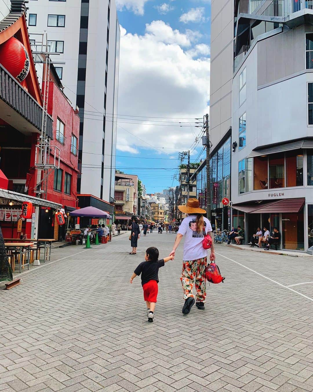 Yukari Imaiのインスタグラム：「浅草最高〜♥️ パンケーキ美味しかった🥞 ユイトもパンケーキで テンションMAX😂💛  桂一さんの日焼け対策が 土日共にばっちりすぎて、 自分の女子力の低下に刺激をいただきました。 とりあえず、飲む日焼け止めは飲まないけど…早めに日焼け止めクリーム買わなきゃ。笑 そして、ツバの広い帽子も買わなきゃ〜👒」