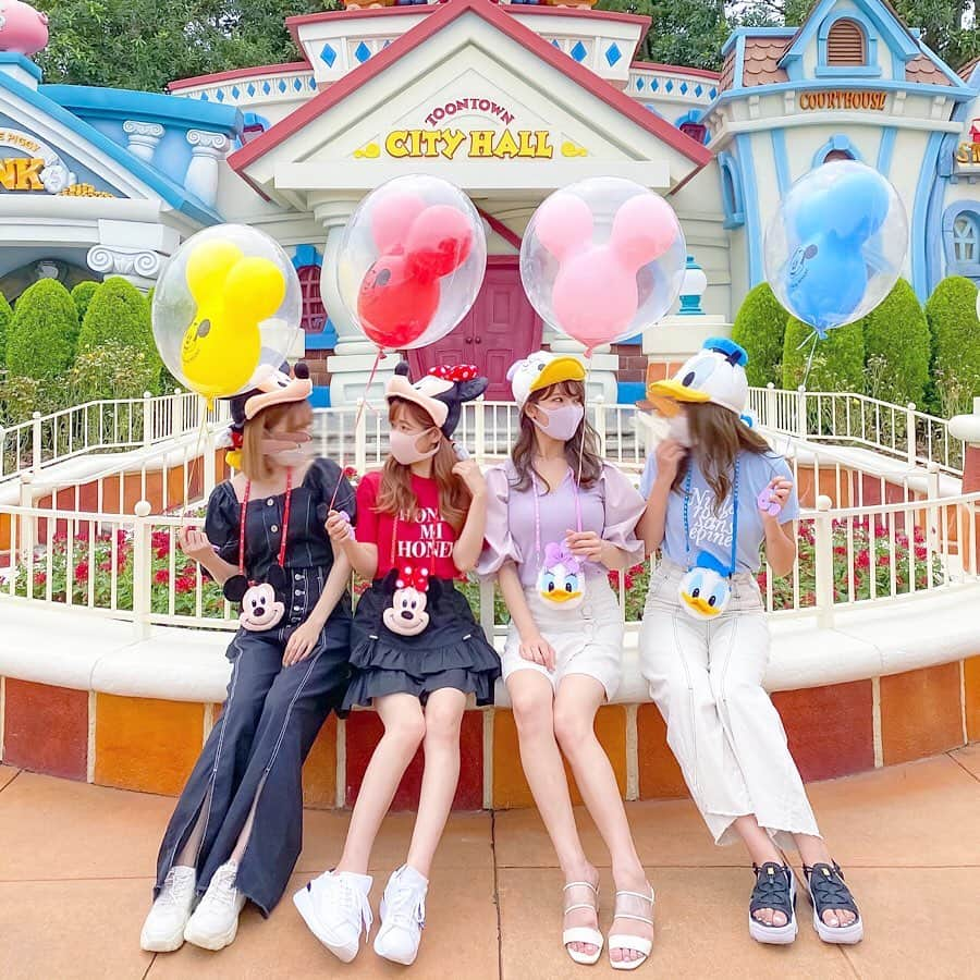 tomomi ❤︎ よしはしともみ ❤︎さんのインスタグラム写真 - (tomomi ❤︎ よしはしともみ ❤︎Instagram)「. . 久しぶりにディズニーランドに🍒 . 久しぶりすぎて嬉しくって終始うきうき🤣💕 みんなでファンキャップバウンドしたよ🎡 . いつも人でいっぱいのワールドバザールだけど こんな時期だからこそ人の映り込みが あんまりなく撮れちゃう最高スポット🌈 . いっぱい写真撮ったから 映えスポットも一緒に紹介するね💒 . 1枚目から順に 1．ワールドバザール 2．ワールドバザール(ハウス・オブ・グリーティングあたり) 3.4．メインエントランス 5．トゥーンタウン(シティーホール前) 6．トゥーンタウン(入口) 7．トゥーンタウン(ヒューイ・デューイ・ルーイのグッドタイムカフェのパラソル席) . . 大人数で行く時はこのスポットがおすすめ💗 . #disneyland #tokyodisneyland #disneyootd #disneycode #lillilly #honeymihoney #onitsukatiger #東京ディズニーランド #ディズニーランド #ディズニーコーデ #ファンキャップディズニー #ファンキャップ #ファンキャップコーデ #ミニーコーデ #ミニーバウンド #ディズニーバウンド #お揃いコーデ #お揃いディズニー #シミラールックディズニー #シミラールック #シミラールックコーデ #ミッキーコーデ #ドナルドコーデ #デイジーコーデ #ミッキーフレンズ #ミッキーバウンド #ドナルドバウンド」8月4日 23時07分 - tomomi_yoshihashi