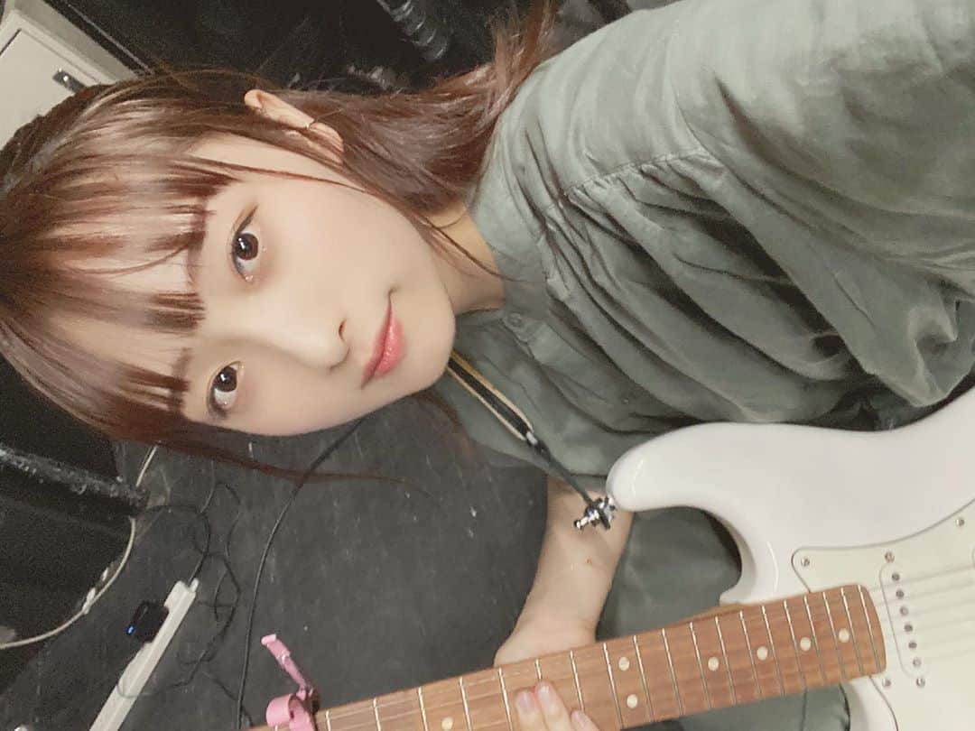 のインスタグラム：「２日間追い込みで練習でした 腕も指もボロボロ！🤚🏻🤚🏻めっちゃめちゃ楽しかった。。！！ 真依ちゃん、ひまちと練習してる時がほんとに楽しくて気持ちよくて幸せなのだ〜〜〜 ・ #ガールズバンド #スリーピース #明日はおやすみ #まったりします」