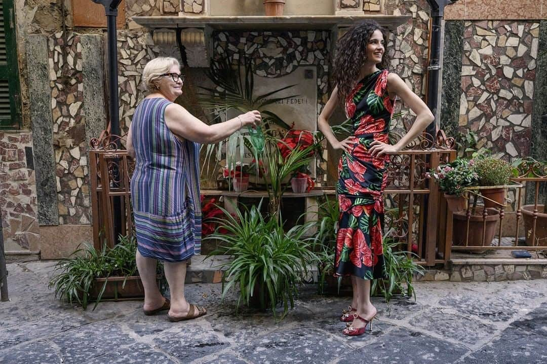 ドルチェ&ガッバーナさんのインスタグラム写真 - (ドルチェ&ガッバーナInstagram)「Summer in Napoli, Italia. Chiara wears a one-shoulder laceleaf-printed dress and high heels.   Shot by @ciropipoli    #DGSS20 #DolceGabbana #DGLovesNapoli #MadeInItaly🇮🇹」8月4日 23時00分 - dolcegabbana