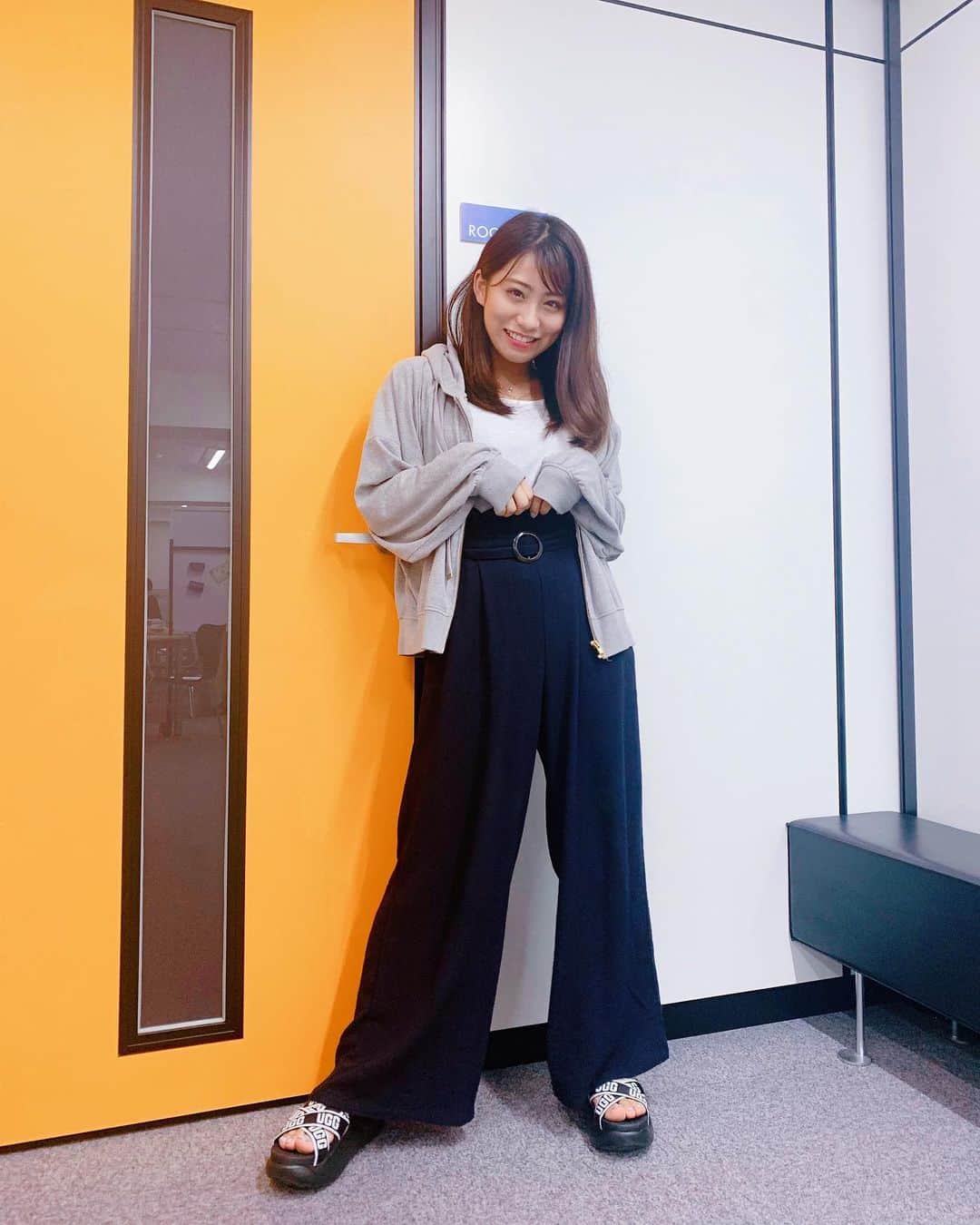 のインスタグラム：「ライブアーカイブあとちょっとで消えちゃう〜！みんな見てね(^^) この靴可愛いでしょ😻」