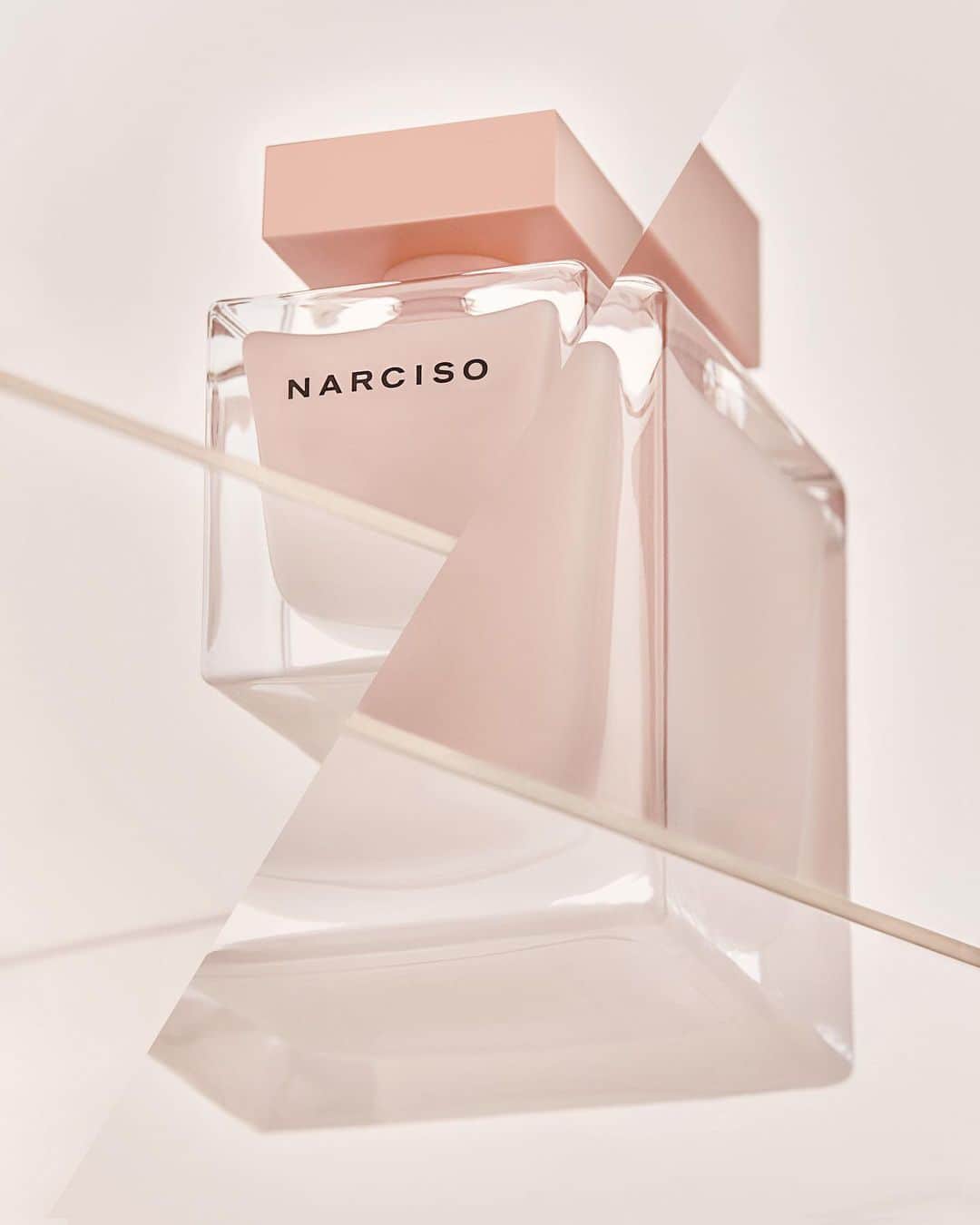 ナルシソロドリゲスさんのインスタグラム写真 - (ナルシソロドリゲスInstagram)「NARCISO eau de parfum poudrée embodies the delicate art of seduction. #NARCISO #poudree #narcisorodriguezparfums #parfum #fragrance」8月4日 23時03分 - narciso_rodriguez