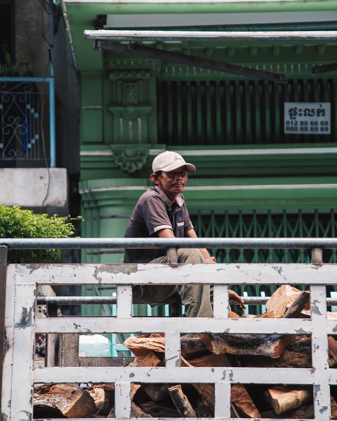 Shunsuke Miyatakeのインスタグラム：「A lumbermen, Phnom Penh, Cambodia」