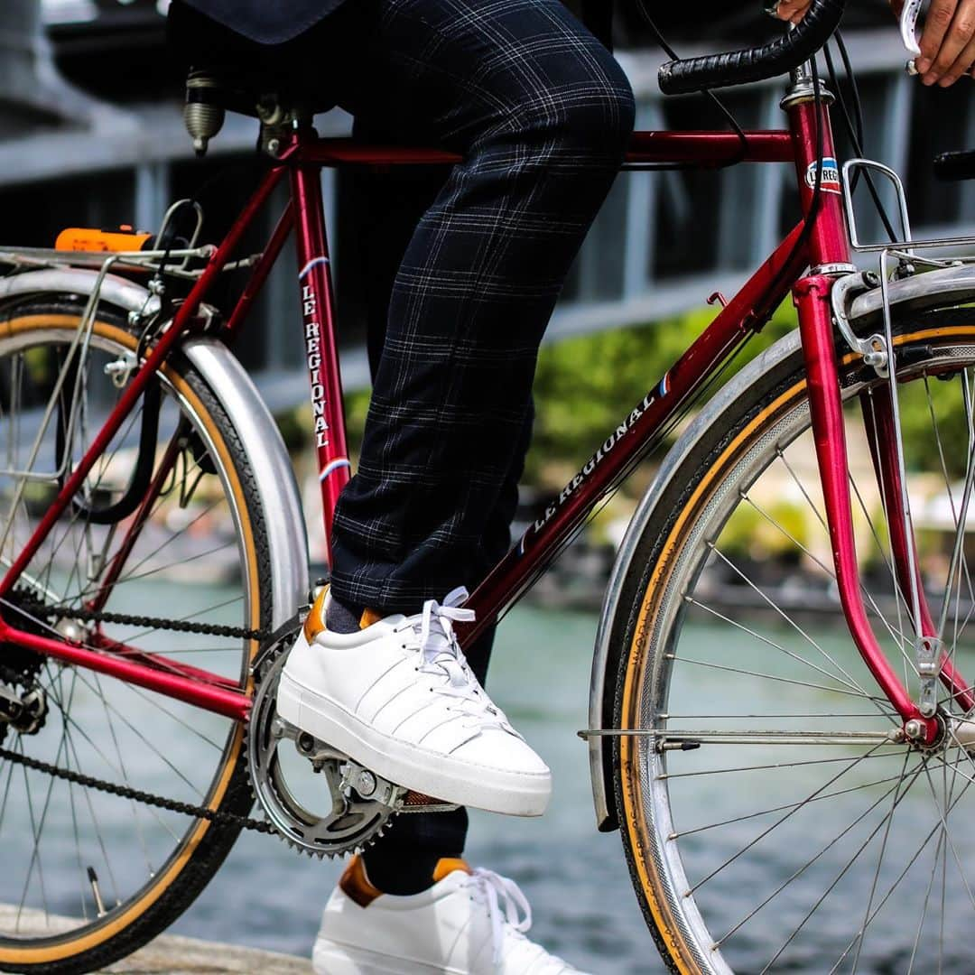 コルテさんのインスタグラム写真 - (コルテInstagram)「If there’s one item that has bridged the divide between casual and formal in contemporary menswear, it’s the white sneaker. With this '90, you can rest assured you will never go out of style. . . ‘90 Evolution in white calf, available in our E-shop. www.corthay.com #Corthay #Paris #LaCouleurCestCorthay #eshop」8月4日 23時05分 - maison_corthay