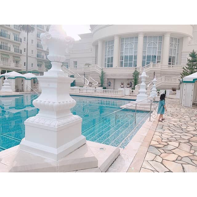 のインスタグラム：「❤︎❤︎❤︎ . . . また何処かに行けたら良いな♡♡ 写っているちっちゃい子は私の目に入れても痛くない程可愛がっている女の子♡♡笑 #夏 #summer #happy #japan #旅行 #trip #travel #hotel #xiv #プール入りたかったね #富山 #夢羽美友」