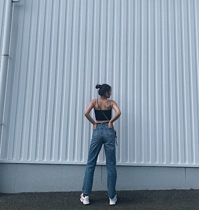のインスタグラム：「久々のコーデ投稿📷 夏になって薄着しすぎて焼けた🤘🏽 ブランドもタグつけてるよ😘」