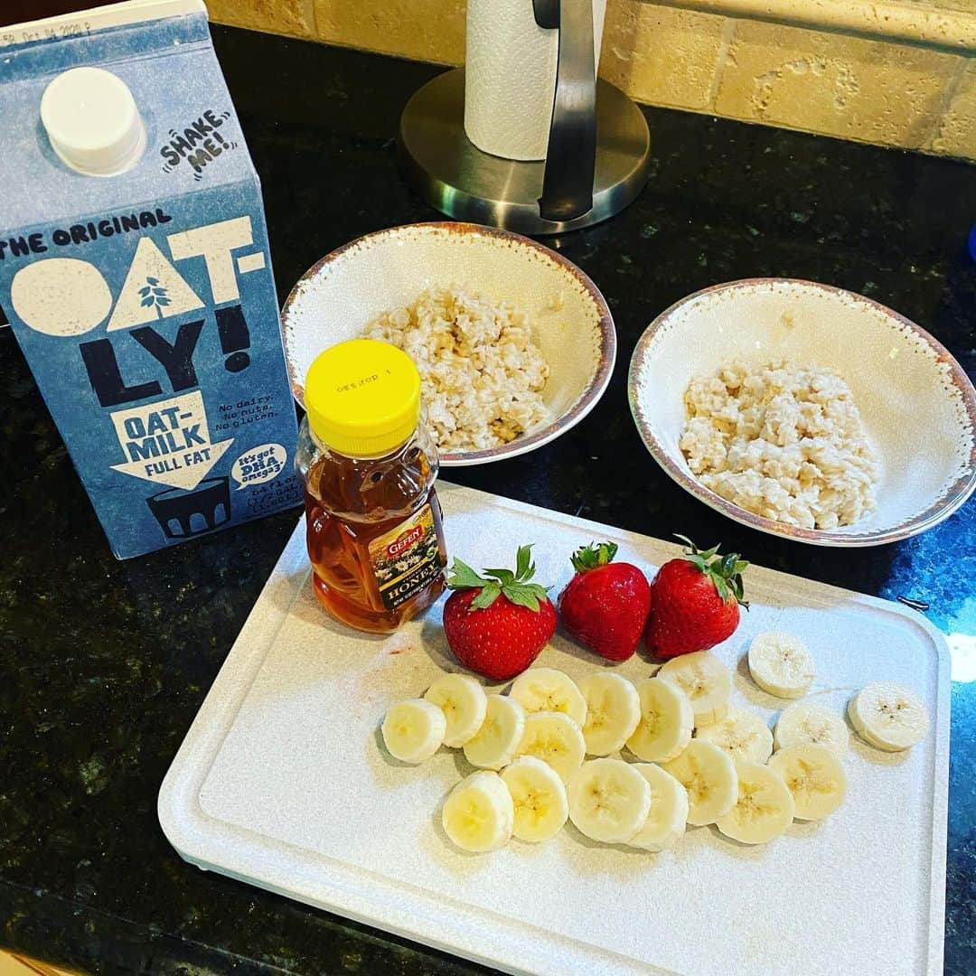 ニック・カーターさんのインスタグラム写真 - (ニック・カーターInstagram)「Here’s my combination of food that is sort of a staple for me and my little ones. Oatmeal is so good for us all. ☺️. #healthylifestyle #healthyfoodforkids #fatherhood」8月4日 23時13分 - nickcarter