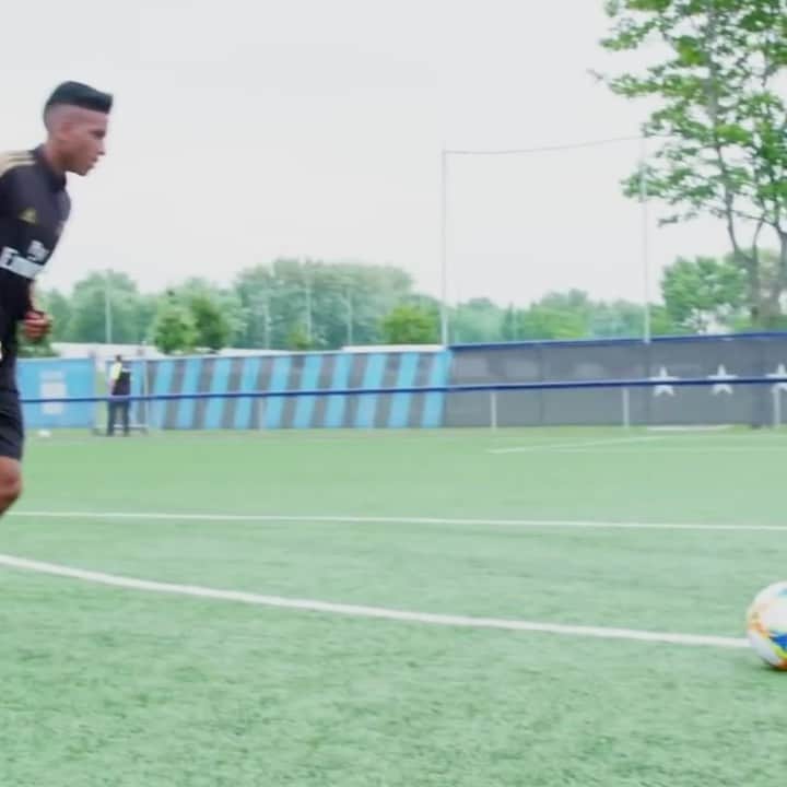 F2Freestylersのインスタグラム：「@rodrygogoes with 2/2 🎯🎯 New video with @realmadrid out now 🎥⚽️ Link in Bio 👆🏻」