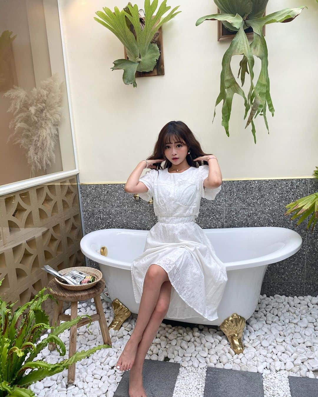 徐薇涵（Wei Han Xu）さんのインスタグラム写真 - (徐薇涵（Wei Han Xu）Instagram)「來到台南一定要來住這波西米亞風的民宿🥰 每個房型都美到不行 這種露天浴缸🛁有夠害羞（威～ 是很有氣氛啦🤣 沐浴組使用天然植萃歐舒丹✨ - 房間跟公共區域都有著舒服的精油香味🌸 是老闆用加拿大的精油品牌 讓房客從進門到房間都能沈浸在香味裡～ 公共空間有廚房還有陽台真的很👍🏻 #靡生 #台南民宿 #台南住宿#outfits #海豚穿搭 #波希米亞風」8月4日 23時16分 - pppig