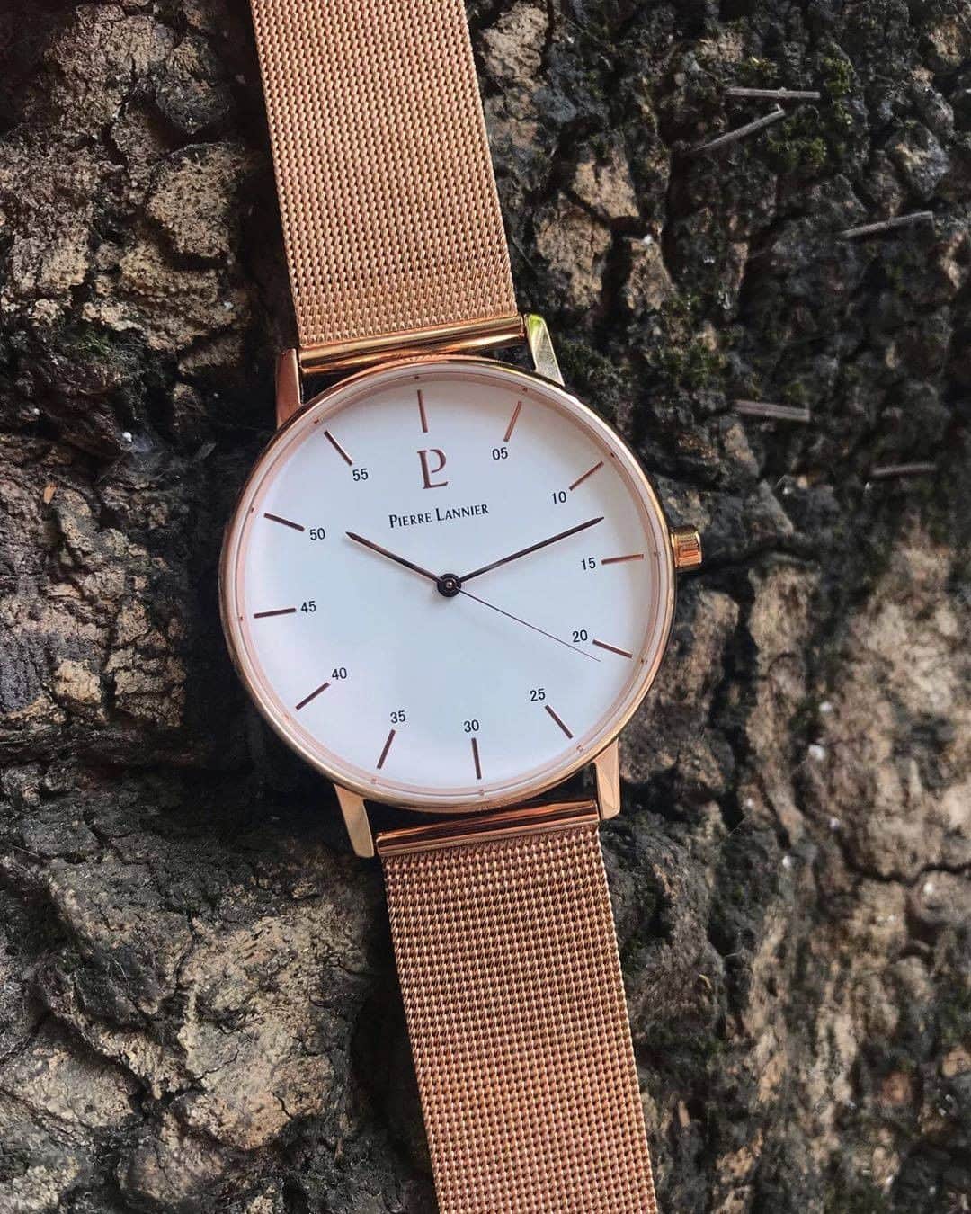 のインスタグラム：「🇫🇷 Profitez des soldes pour adopter la tendance du doré rose 🇬🇧 Take advantage of the sales to adopt the trend of pink gold 😍 #pierrelannier  #watch #fashionstyle」