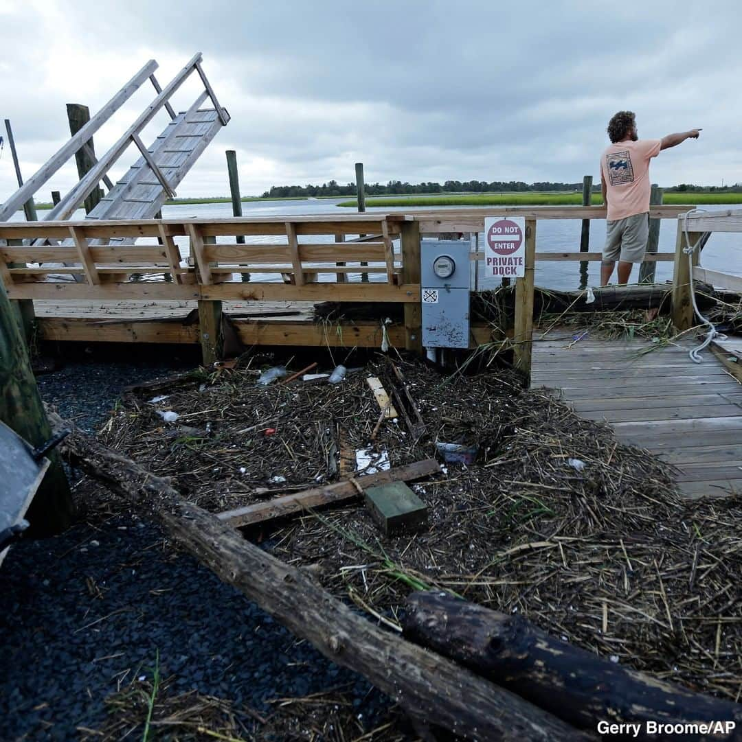 ABC Newsさんのインスタグラム写真 - (ABC NewsInstagram)「Isaias made landfall in North Carolina as a Category 1 hurricane around 11 p.m. Monday, lashing the coastline and leaving a trail of damage in its wake. One person has died, North Carolina Gov. Cooper says. The storm is now churning up the East Coast as a tropical storm. #hurricaneisaias #isaias #weather #storm #tropicalstorm #hurricane」8月4日 23時19分 - abcnews