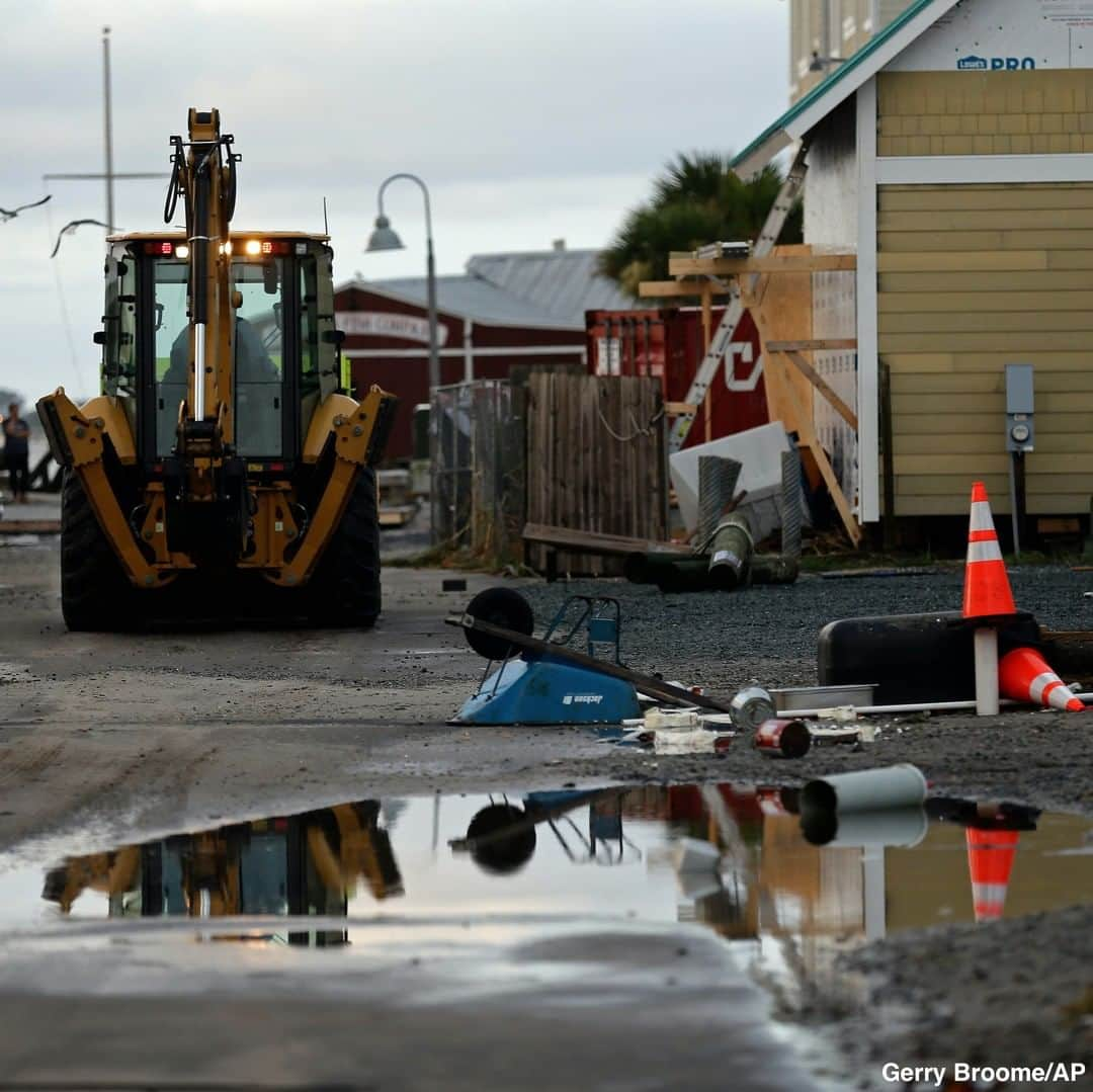 ABC Newsさんのインスタグラム写真 - (ABC NewsInstagram)「Isaias made landfall in North Carolina as a Category 1 hurricane around 11 p.m. Monday, lashing the coastline and leaving a trail of damage in its wake. One person has died, North Carolina Gov. Cooper says. The storm is now churning up the East Coast as a tropical storm. #hurricaneisaias #isaias #weather #storm #tropicalstorm #hurricane」8月4日 23時19分 - abcnews