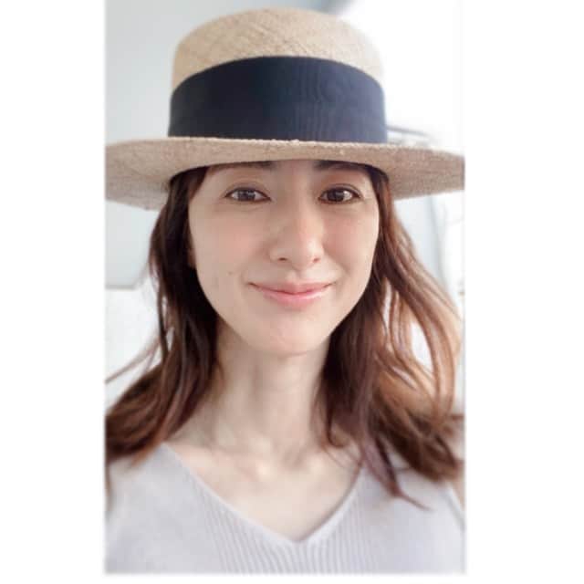 前田ゆかのインスタグラム：「日中お出かけの紫外線対策インナーケア！  今年はマスク焼け？も気になるところ  最近マスクによる吹き出物？いつも出来ないようなところに出来てしまいそのあとがシミになりそうで不安…💦💦 ターンオーバーを早めるのと  体内からのインナーケアもアプローチしています。 #飲むホワイトショット 冷やして飲みやすいので続いています。顔のシミにもカラダのシミにも効果があるそう！ #ホワイトショットインナーロックリキッド @pola_official_jp   #ヘリオケア こちらはマラソンの時に飲んでいた長時間の紫外線を浴びる場合やロケには必ずカプセル1錠。4時間毎に。  インナーケアをしておくとうっかり日焼けからの不安も解消できそうです。  #紫外線対策 #インナーケア #pola #ターンオーバーを早める #睡眠と栄養」