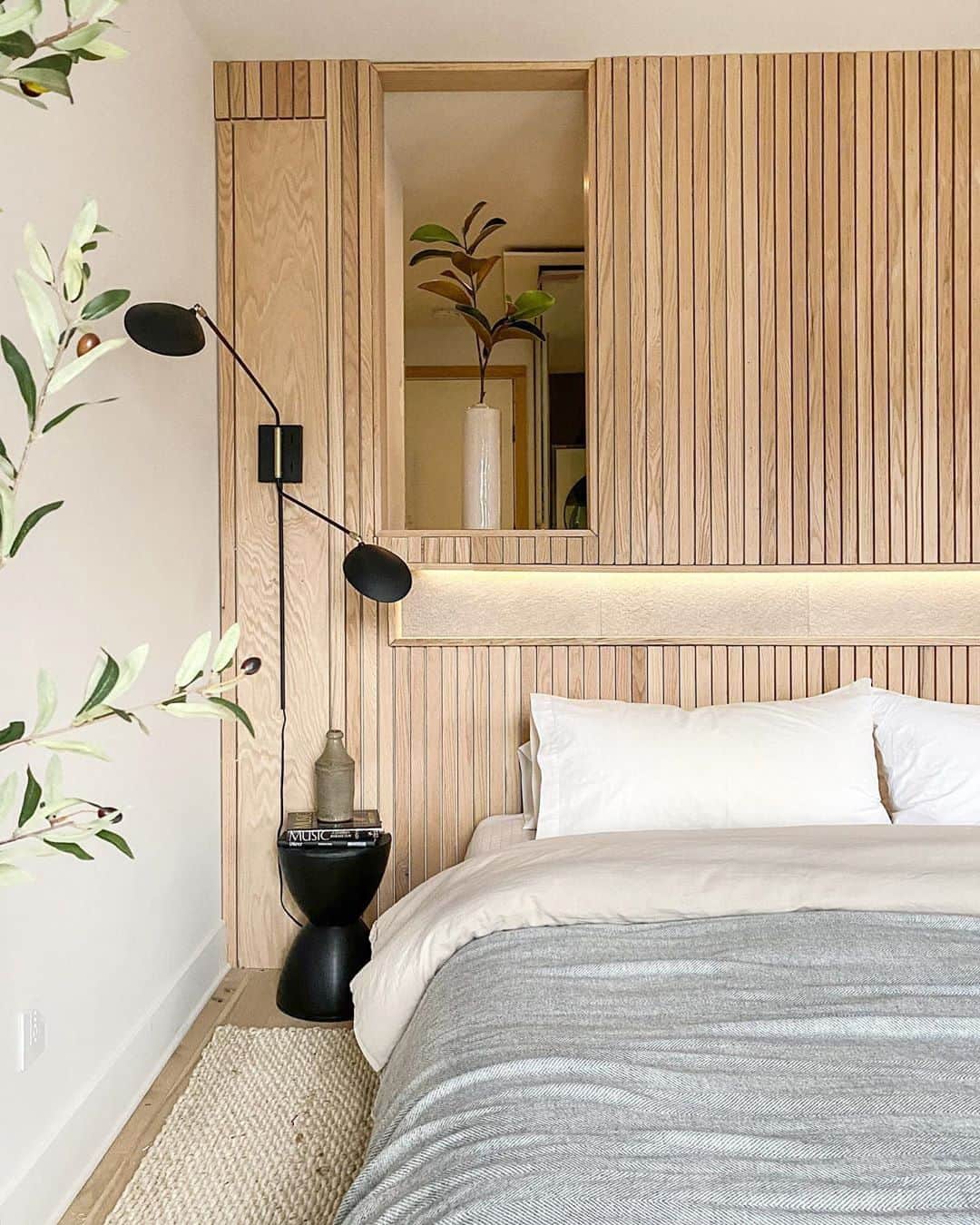 MT DOMAINEさんのインスタグラム写真 - (MT DOMAINEInstagram)「PSA: Wooden accent walls are actually really cool. ✨📸: @beginninginthemiddle」8月4日 23時21分 - mydomaine