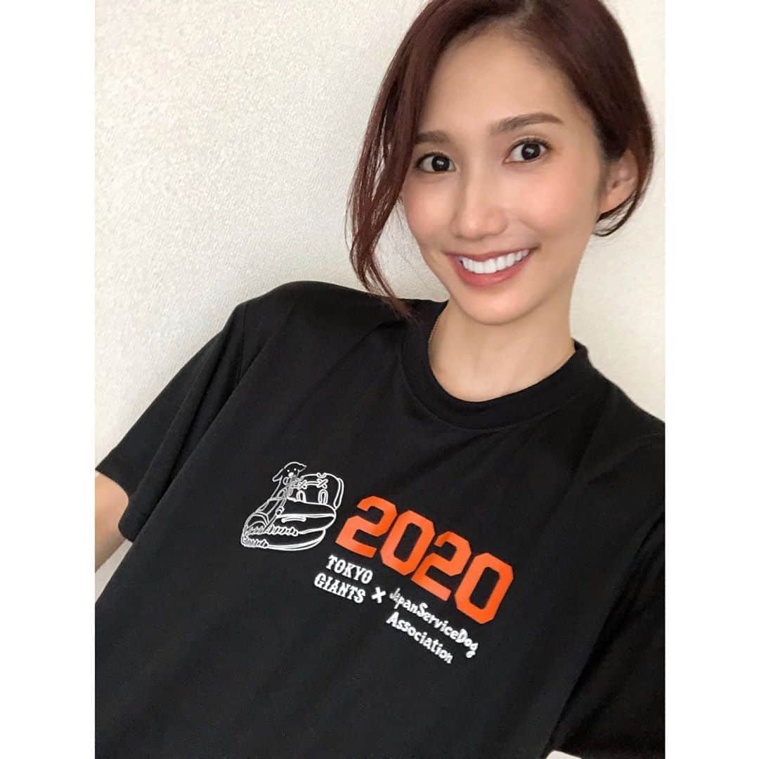 春輝のインスタグラム：「エースが負けなし6勝目！ ビジターの一戦目をとれたのは大きいですね👏 北村選手はプロ初ホームランが娘さんへのバースデーアーチとなり、素晴らしい1週間のスタートとなりました✨ 気がかりなのは、菅野投手の脚の状態。。 大事に至らないといいですが💦  私が着ているTシャツは、昨年に引き続き今年も菅野投手のご協力のもと、介助犬とコラボしているTシャツです🐕 腰の辺りには、菅野投手が介助犬に何か話しかけているような、ほのぼのとしたプリントも😊  #菅野投手#菅野智之 #週刊ジャイアンツ#日テレG+ #読売巨人軍#GIANTS#ジャイアンツ#巨人 #NPB#プロ野球#セリーグ#baseball #春輝#haruki」
