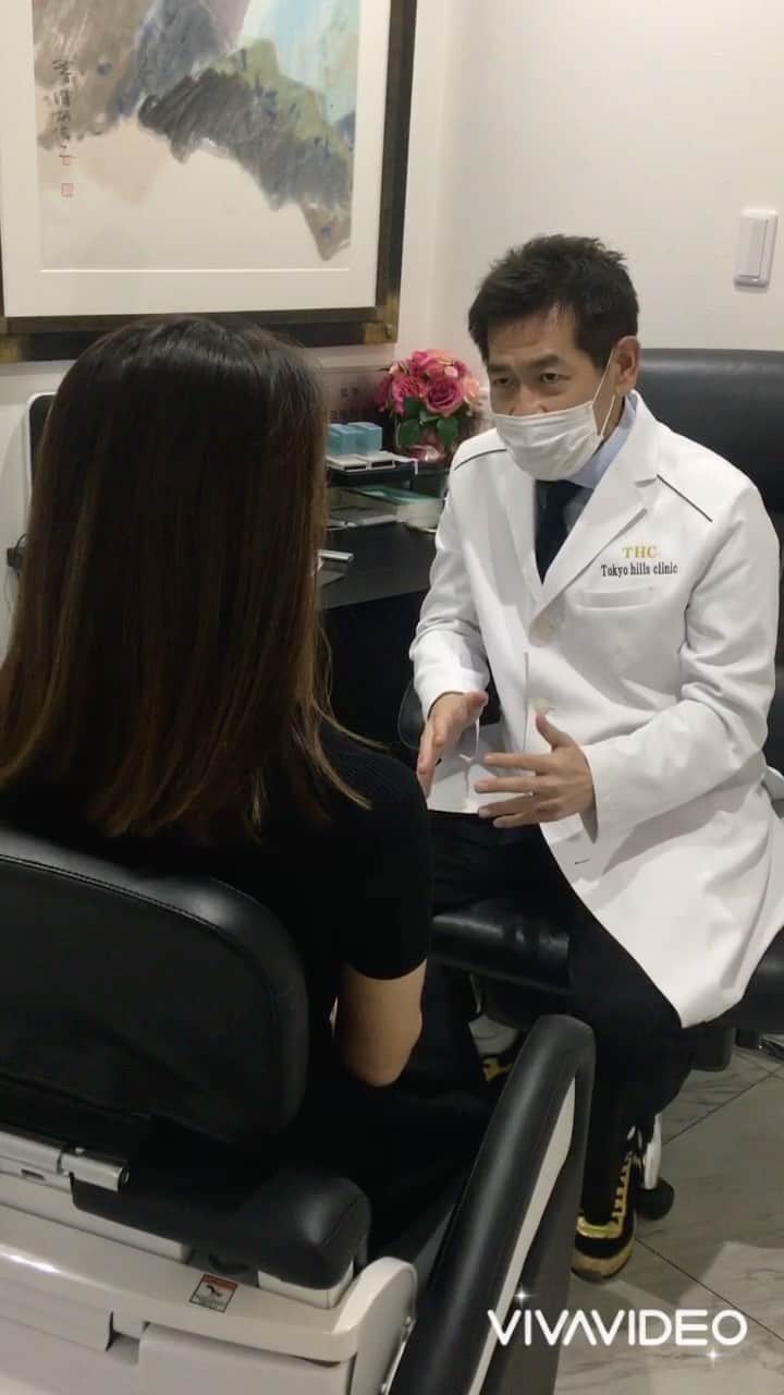 のインスタグラム：「@tokyo_hills_clinic   はい。美容に無知のmasukeiです🙋🏼‍♀️ 美容を本当に後回しにしてきた私、 周りのお友達は美意識が高くって私よりも、いくつも上の方も 綺麗な人たちが多くってさすがに、綺麗にしたいなっておもいつつも、 何から始めていいかわからなかったりしませんか？ 美容が好きな方はいいんです🧐 自分で調べたり、自分のここをもう少しこうしたいとか自分で考えられるから！ * だけど美容に興味がなかったということは全てが無知です😩 * 表現がよくないですが、クリニックをしっかり選ばなければ”良い上顧客様”かな？っと(意味わかるかな？) * お洋服の世界でもそうですが、販売員の方がその人のために丁寧に似合うものをチョイスする人も居れば、在庫が積んであるもの似合わないのに進めてしまうそんな、"人によって" 全く案内が違うんですよね🙄 * クリニックはいいと言われてきたところにはいってみよう！ と思っていってみるものの、本当にそれが自分に合っていたのか？正直わからなかったかも知れない・・からあまり紹介も別にしていない（とっ言ってもさほどいってない多分5回くらい🤣） * 今回20代前半の時から知っているあやのちゃんが、すっごい絶賛していて 行ってきた @tokyohillsclinic 先生のアドバイスが的確過ぎて感動して🥺✨✨ これもしかして、ズボラ女子で、美容を後回しにしてきた方達に響くんじゃない？ と思って、1回説明をしていただいたんですが、もう1回話してもらって動画撮らせていただきました😆 * 私は活字よりも話してもらうことで理解ができるから、同じタイプの方、是非ご参考に！ * で、実は＃乾燥肌＃オイル肌＃日焼け肌　の私(動画での表現力がひどいけど気にしないでね😅) 日焼けをずーっとしていたあの頃😱 今からでも遅くありません🙆🏽‍♀️少し自分にご褒美は大切ですね💁🏼‍♀️ ということで#ニキビ肌#お肌の若返り#毛穴#皮脂　本当に基本のきですね。 #ピーリング　からスタート！ピーリングの成分、金額はクリニックによってさまざまだとおもうんですが、まずちゃんと続けること！ということで、あけずに通ってみます！ お肌綺麗になったらみんなに自慢してしまおう。まずは子供たちにママ綺麗になったやーんっといってもらえたら幸せですね！私はコースでお願いしました＾＾自分が何をやるべきか？自分の要望と先生から見たらこれはまださきで、これをさきにやりましょう！って。 さすがプロです。しっかりしたプロの目からみて、綺麗になる方法アドバイス通りやってみたいと思います！」