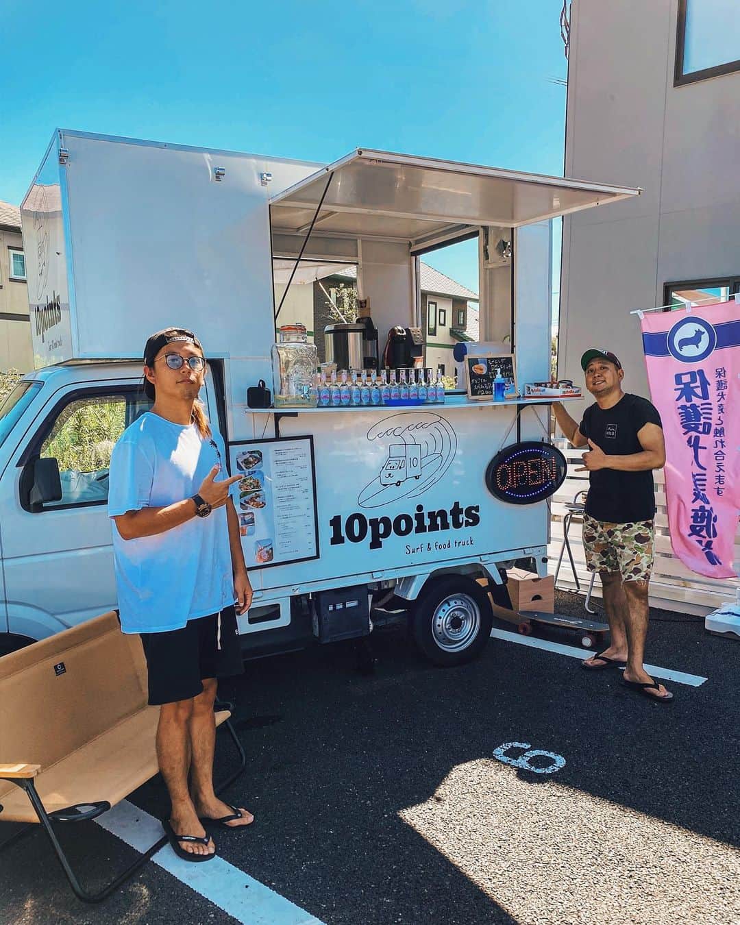 のインスタグラム：「@yuyaloha17 店長とフードトラック始めました！😉🌴 【 @10points_truck 🚚🍽 】 千葉一宮でサーフィンしながら、 〈 @petsalon_pinkbeach 〉の駐車場で２人でやってるのでチラッとでも顔出して〜🙏🏼😆 コロナ騒動があったことでまた色々バランスを整える時期があり、またライフスタイル重視の生活に変わってきたと思う！  ピンクビーチのテラスでも食べれるので是非ご利用ください🏖 下記、メインのランチメニューです🔥   ＊オリジナル手作りキーマカレー🍛  ＊スペシャルアヒポキ丼🍣🥗  ＊ジャークチキンプレート🍗  営業時間はSAT,SUN,HOLIDAY  9:00〜16:30になります🙏🏼  see you soon🙌🏾 10points Surf & Food truck  📍 @petsalon_pinkbeach の駐車場にて営業しております‼️ ーーーーーーーーーーーーーーー SURF🏄🏽‍♂️ & TRUCK🚚 ーーーーーーーーーーーーーーー  #ランチ #お出かけランチ #海でのんびり #海辺の暮らし #テイクアウトランチ #テイクアウトグルメ #ToGo #キッチンカー  #フードトラック #千葉 #一宮 #上総一宮 #海ランチ #10pointstruck」