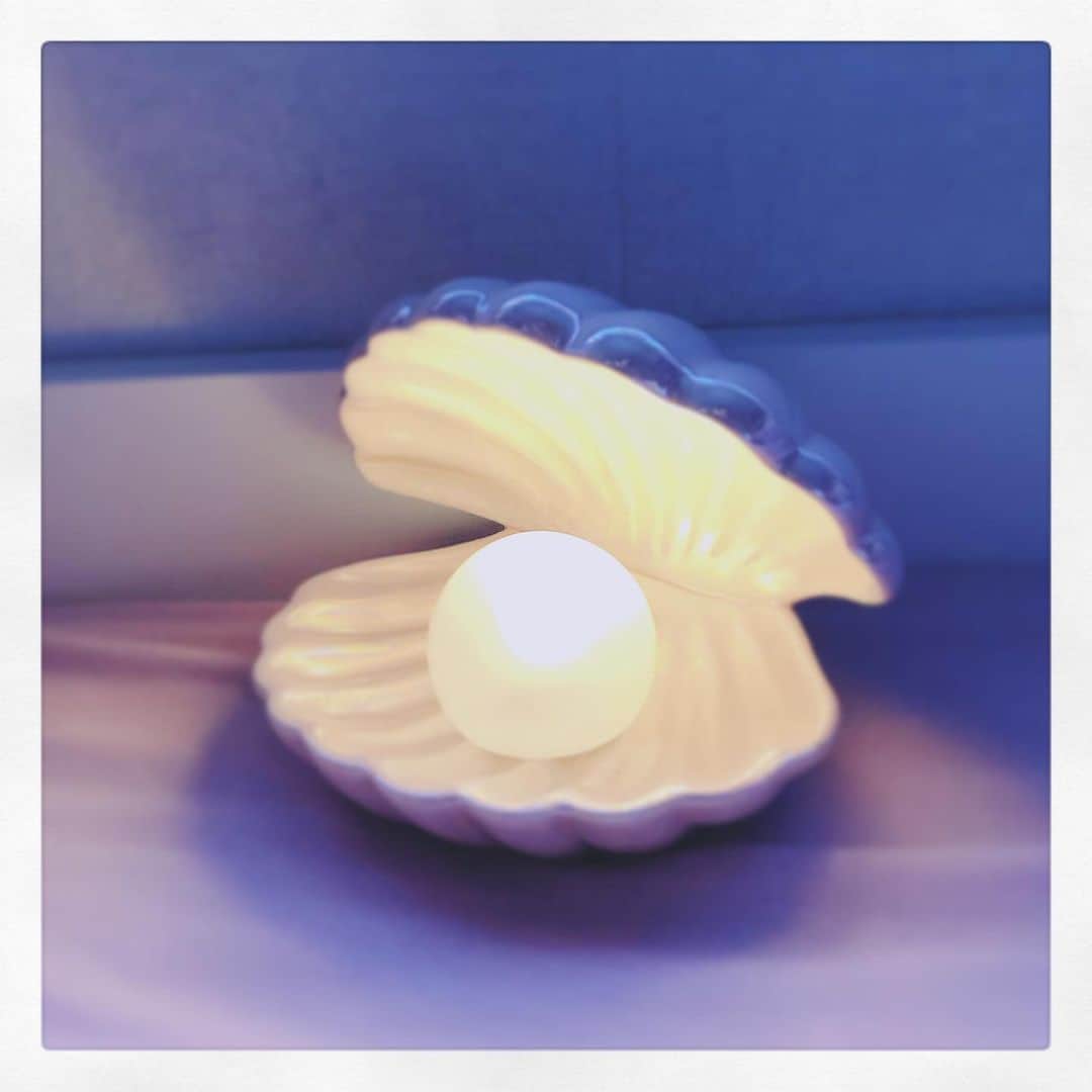 青葉ひなりさんのインスタグラム写真 - (青葉ひなりInstagram)「ストーリーに載せたこの前ずっと 欲しかったインテリアっていうのは、FrancFrancの貝殻のランプだよ🐚  ほんとにかわいいし部屋にあるだけで癒し、、、  #francfranc #インテリア小物 #アンティーク家具」8月4日 23時31分 - hinari_festive
