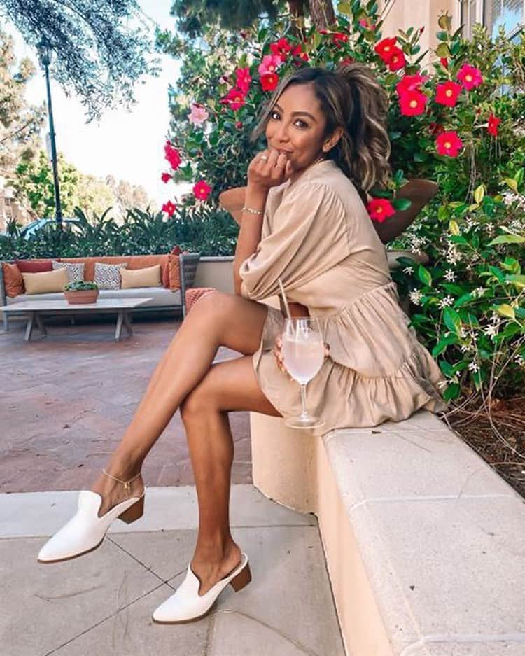 E! Onlineさんのインスタグラム写真 - (E! OnlineInstagram)「Tayshia Adams is #TheBachelorette, we really can't wait. We hope she finds love and has an awkward 2:1 date. She's stunning, she's smart, she knows how to pose. We just wonder who will receive her final rose? (📷: Instagram)」8月4日 23時31分 - enews
