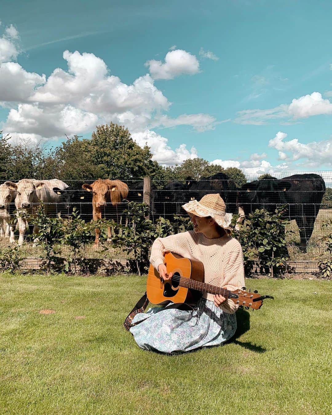 ベッキー・クルーエルのインスタグラム：「cows love the music 🌷🐮 been enjoying seeing such lovely cows every day! When we play the guitar they come running over, they’re so curious and they love it so much! 🎸」