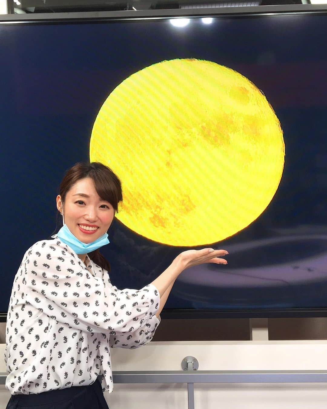 加田晶子さんのインスタグラム写真 - (加田晶子Instagram)「今日のお月様🌝 昨夜がスタージェンムーンと呼ばれる満月だったようですが、今日もとても美しいです👸 コロナ禍で鬱屈した日々が続きますね…そんな中、夜空に素敵なお月様が🌃心が満たされ、少し穏やかな気持ちになれました🧚🏻‍♀️  #スタージェンムーン  #満月🌕#fullmoon  #今日のお月様  #癒し  #夜空 #夜空を見上げて  #日テレニュース24 #日テレnews24  #お天気コーナー  #フリーアナウンサー #アナウンサー #キャスター#ニュースキャスター  #フリーランス」8月4日 23時41分 - accoo.k