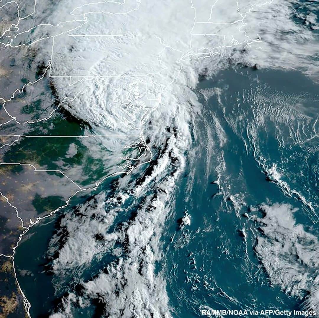 ABC Newsさんのインスタグラム写真 - (ABC NewsInstagram)「Tropical Storm Isaias is churning up the East Coast after making landfall in North Carolina as a Category 1 hurricane last night. Through the morning, strong winds, flash flooding and tornadoes will spread north through Virginia, Pennsylvania, Delaware and New Jersey. A tornado watch is in effect in Philadelphia and New York City. #tropicalstorm #tropicalstormisaias #isaias #weather」8月4日 23時51分 - abcnews