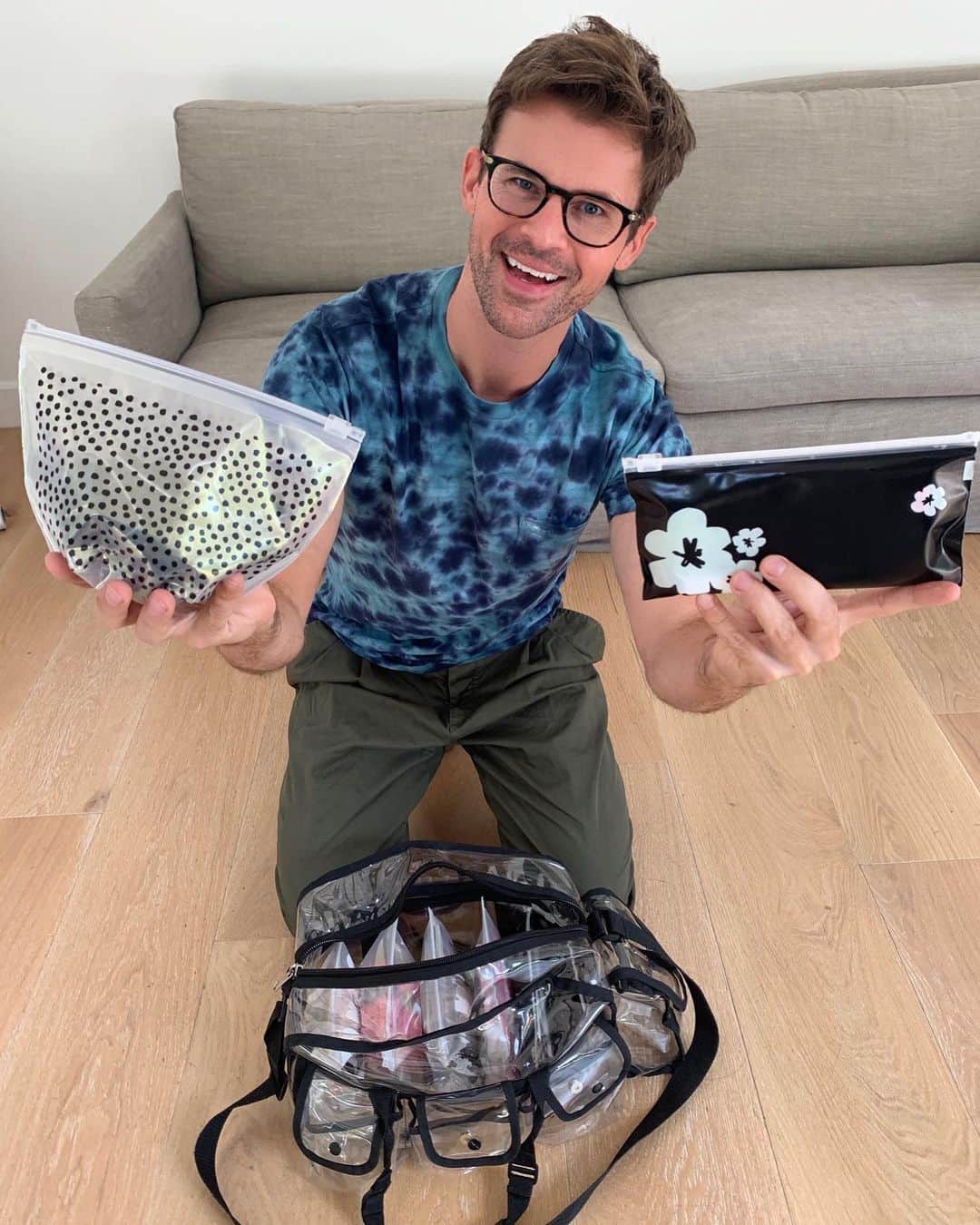 ブラッド・ゴレスキーのインスタグラム：「Now that I have been home a lot more, I have had time go through my kit and organize everything! These @ziploc ® Brand Accessory Bags are great because they not only help to keep everything organized, but they are reusable and can easily be wiped down. When I start seeing my clients again, I will no longer have to spend extra time rummaging through my kit to find the thread or pins (keep those in the Skinny size), or clips and accessories (in the Essentials size!) Go swag your bag with Ziploc® Brand Accessory Bags! Now available in the health and beauty section at Costco. #swagyourbag #ad」