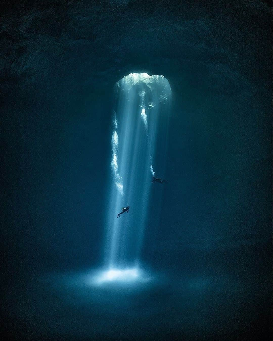 Discover Earthさんのインスタグラム写真 - (Discover EarthInstagram)「Shades of blue !  🇲🇽 #discovermexico with @martin.strmiska.photography  #scubadiving #diving #mexico」8月4日 23時50分 - discoverearth