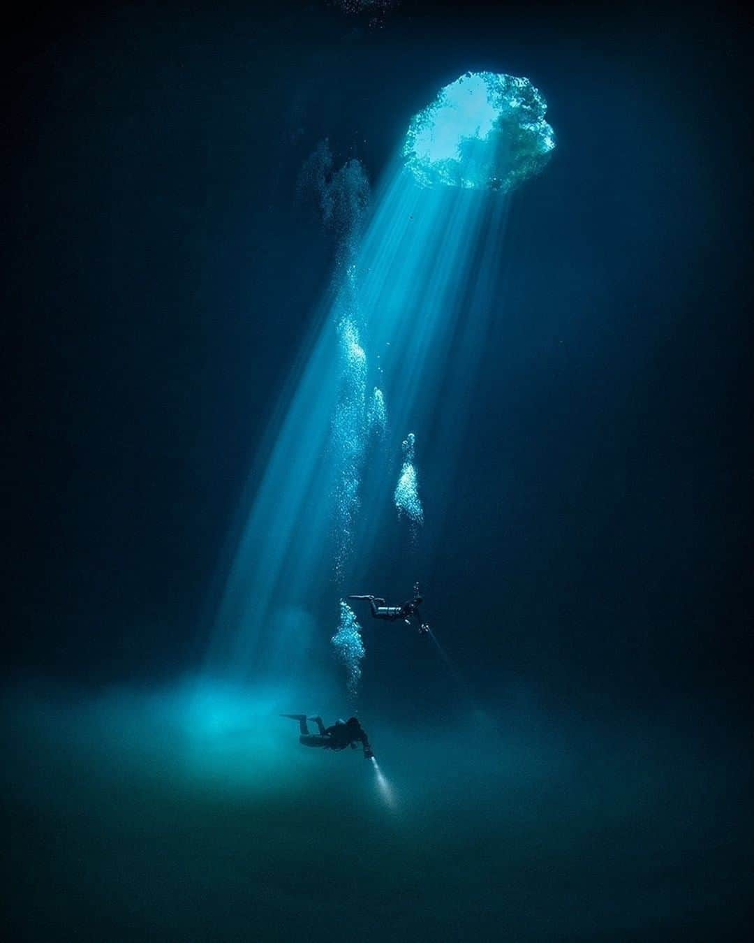 Discover Earthさんのインスタグラム写真 - (Discover EarthInstagram)「Shades of blue !  🇲🇽 #discovermexico with @martin.strmiska.photography  #scubadiving #diving #mexico」8月4日 23時50分 - discoverearth