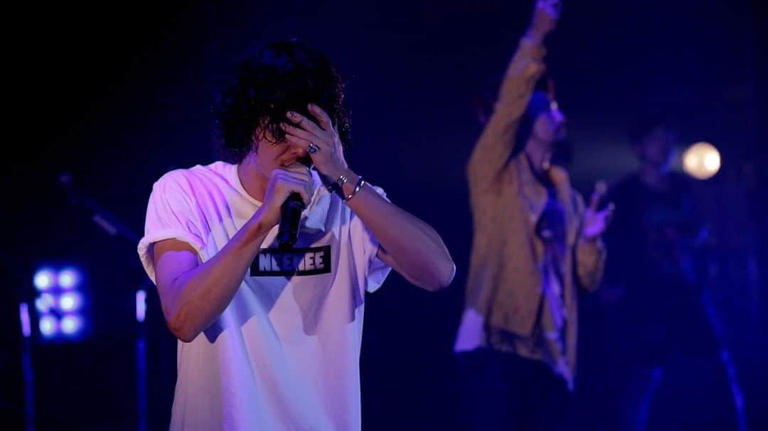 ORANGE RANGEのインスタグラム：「2014年に渋谷公会堂で行われた『#テブラDEゴメン TOUR 014』より、「＊〜アスタリスク〜」の #レンジのライブ 映像公開📺 疾走するサウンドと躍動感あるリズム、印象的なシンセフレーズに染み渡るメロディ、物語性のある詞を唄ったナンバー🎼 https://youtu.be/1uUxadMJewQ  🍊#ORANGERANGE Haisai🍊 #dTV ほか主要配信サイトおよび各サブスクリプションサービスでも配信開始🎧 https://jvcmusic.lnk.to/ORANGERANGE @orangerange_official」