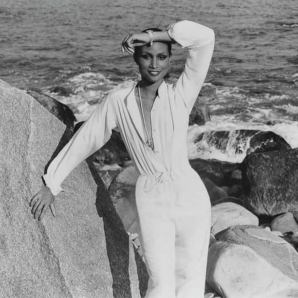 オリバーピープルズさんのインスタグラム写真 - (オリバーピープルズInstagram)「A snapshot of summer elegance...@iambeverlyjohnson⁠ photographed by Francesco Scavullo in 1975 for Vogue. #OPinspiration⁠ ⁠」8月5日 0時01分 - oliverpeoples