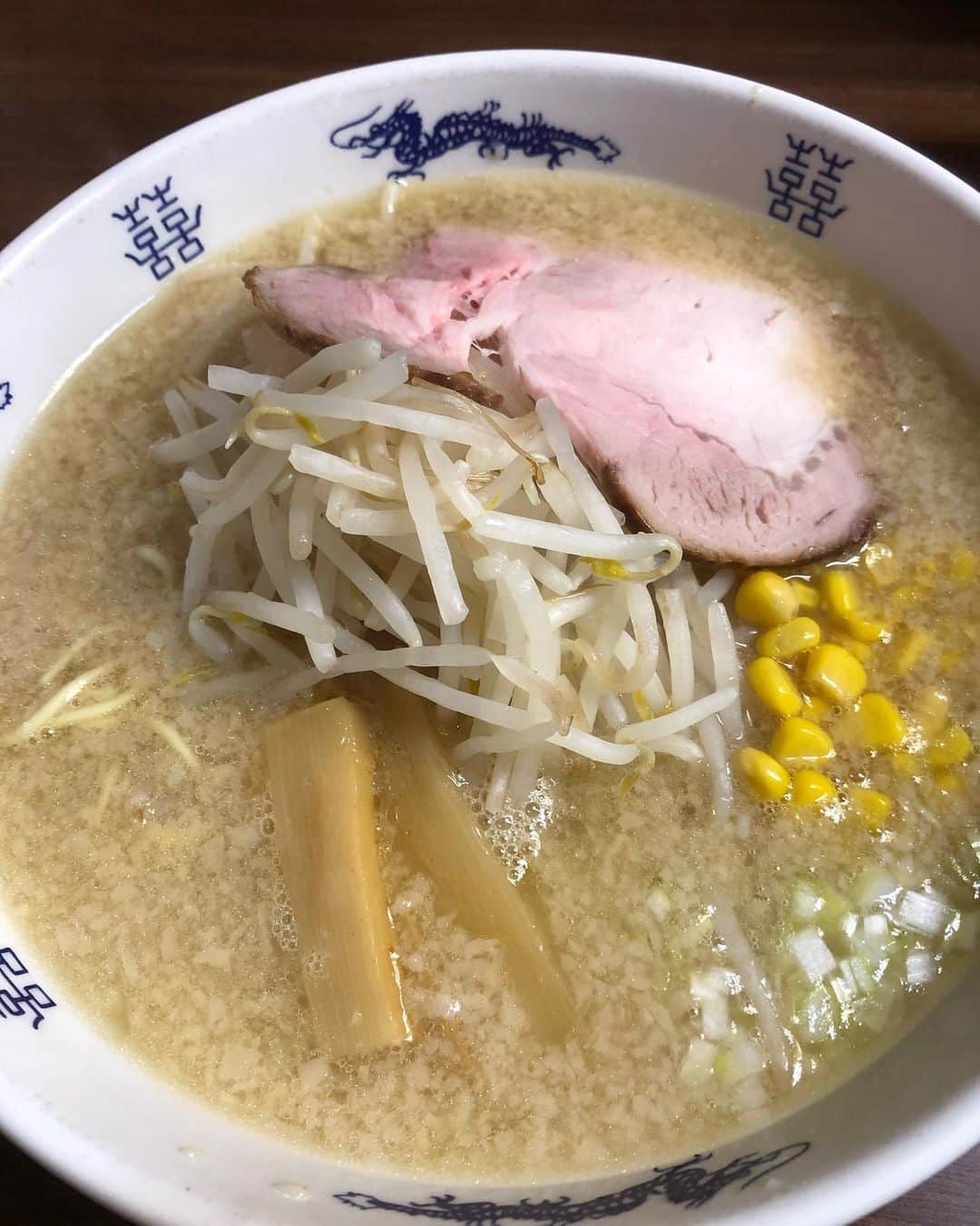 吉家章人さんのインスタグラム写真 - (吉家章人Instagram)「‪前から行きたかったラーメン屋。夜中まで並んでるし、席にはいつもお客が座ってるし。気になるでしょ。  いつか、いつかと思っていたがやっと行けた。  ベースとなるコクうまスープは同じで、醤油、みそ、塩の三種類。  醤油を注文。背脂系っていうのかな。スープを一口。美味い！こういうのたまに食べたくなるんだよね。一度食べたいと思うと、頭の中に残るんだよな。  人気はみそラーメンのようです。今度はみそだな。‬ ‪#ラーメン一番‬」8月4日 23時53分 - akihitoyoshiie